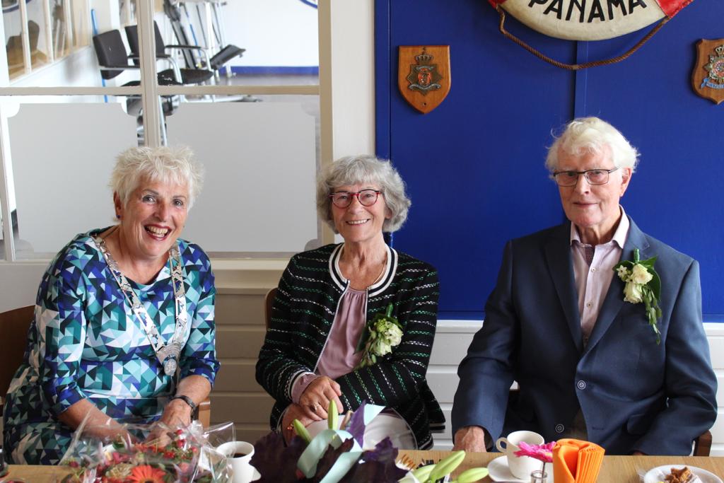 Het trotse bruidspaar Joop Valkering en Elly Hooijschuur samen met burgemeester Hetty Hafkamp. (Foto: Alex Valkering).