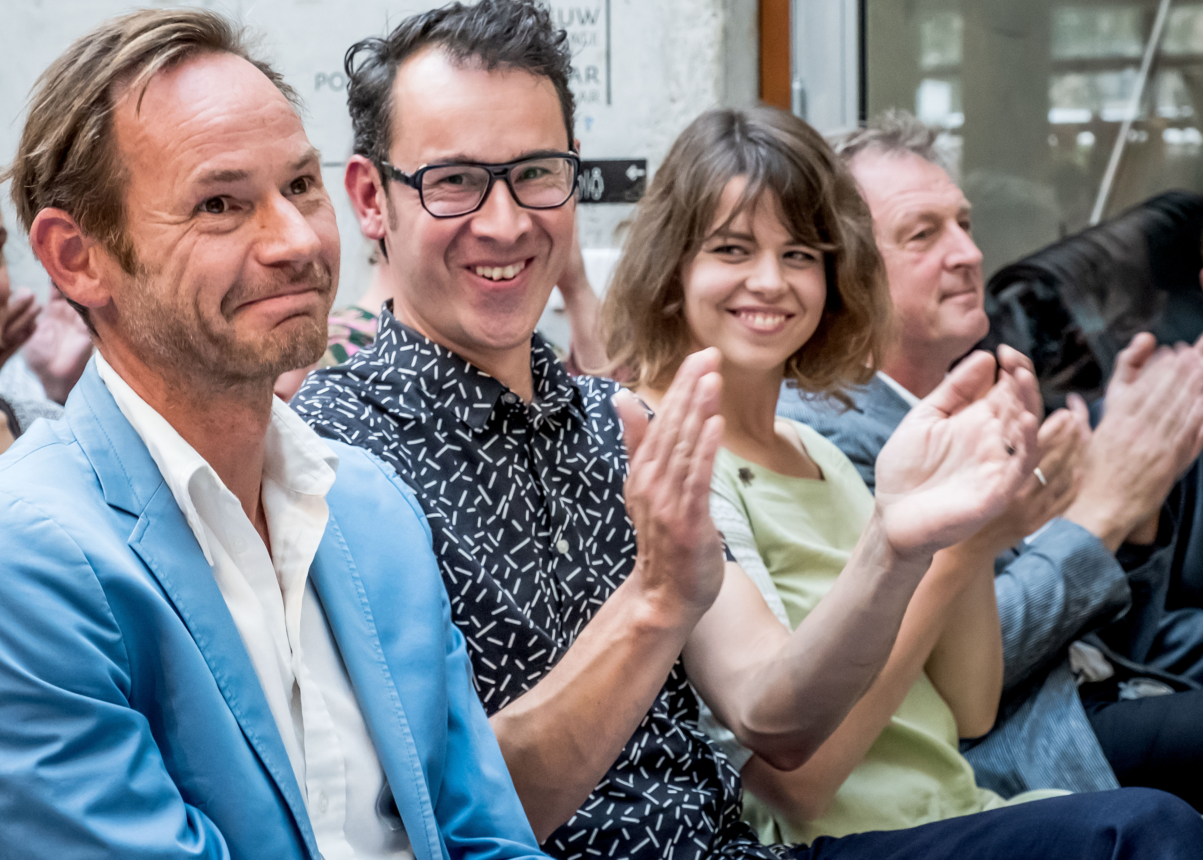 Martijn Engelbregt uit Bergen (l) ontvangt de Victoriefonds Cultuurprijs in de categorie Visuele Kunsten. (Foto: aangeleverd)