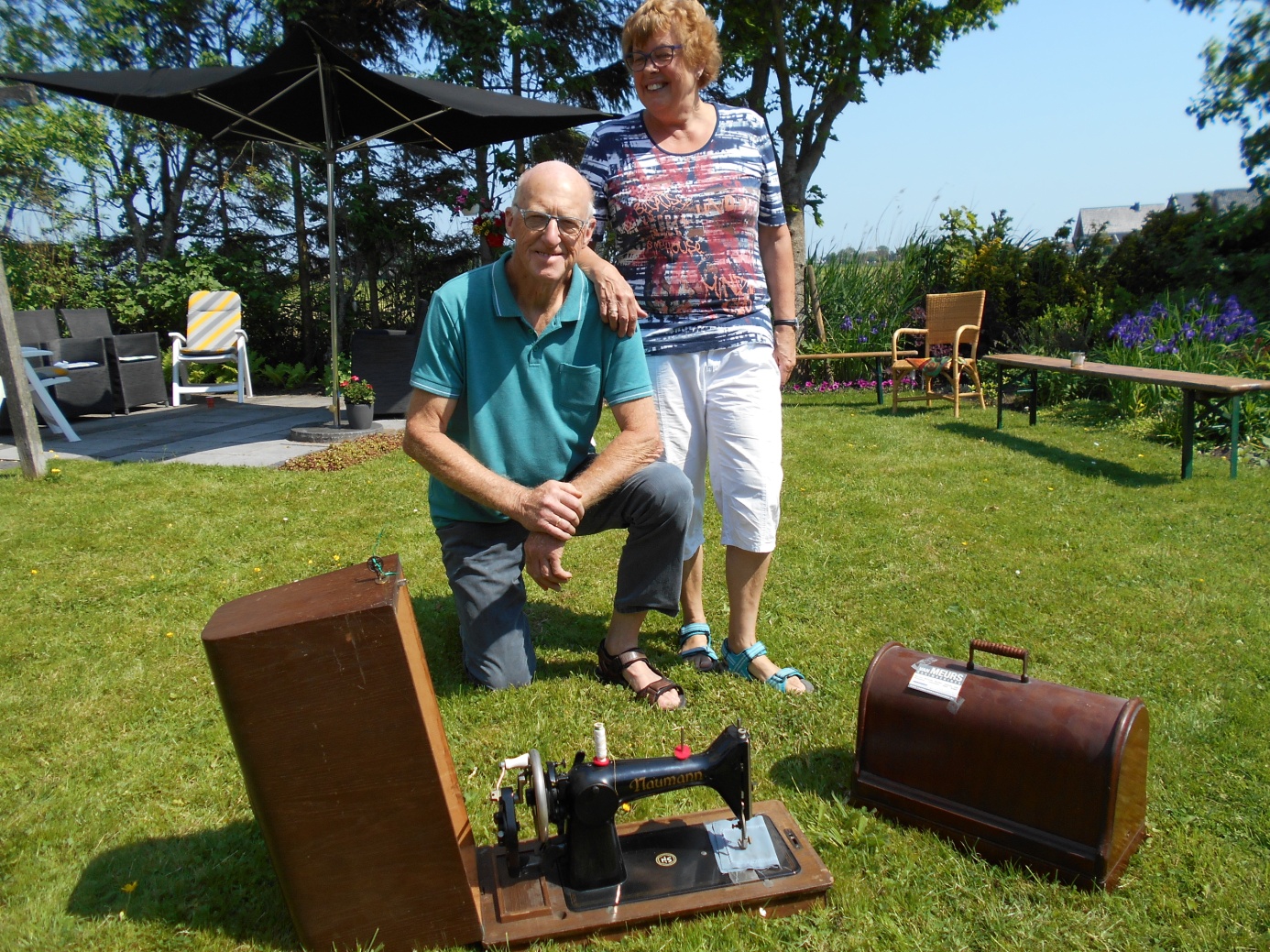 De antieke Singer-naaimachines worden 17 september vervoerd naar Afrika. (Foto: aangeleverd)