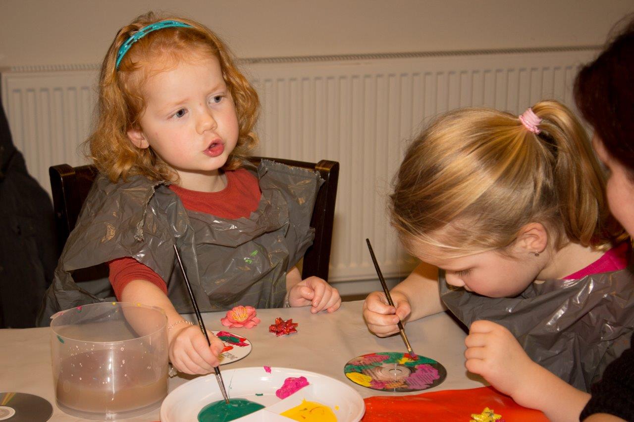 Kinderen maken tijdens de knutselmiddagen de mooiste knutselwerkjes. (Foto: aangeleverd)