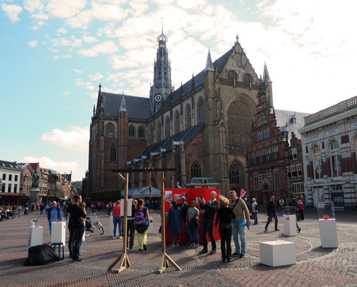 Kunst bekijken in de buitenlucht (Foto: Museum Haarlem).