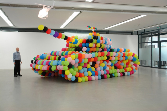 Ballonkunstenaar Ricardo gaat ter plekke een tank van ballonnen maken op ware grootte. (Foto: Aangeleverd)