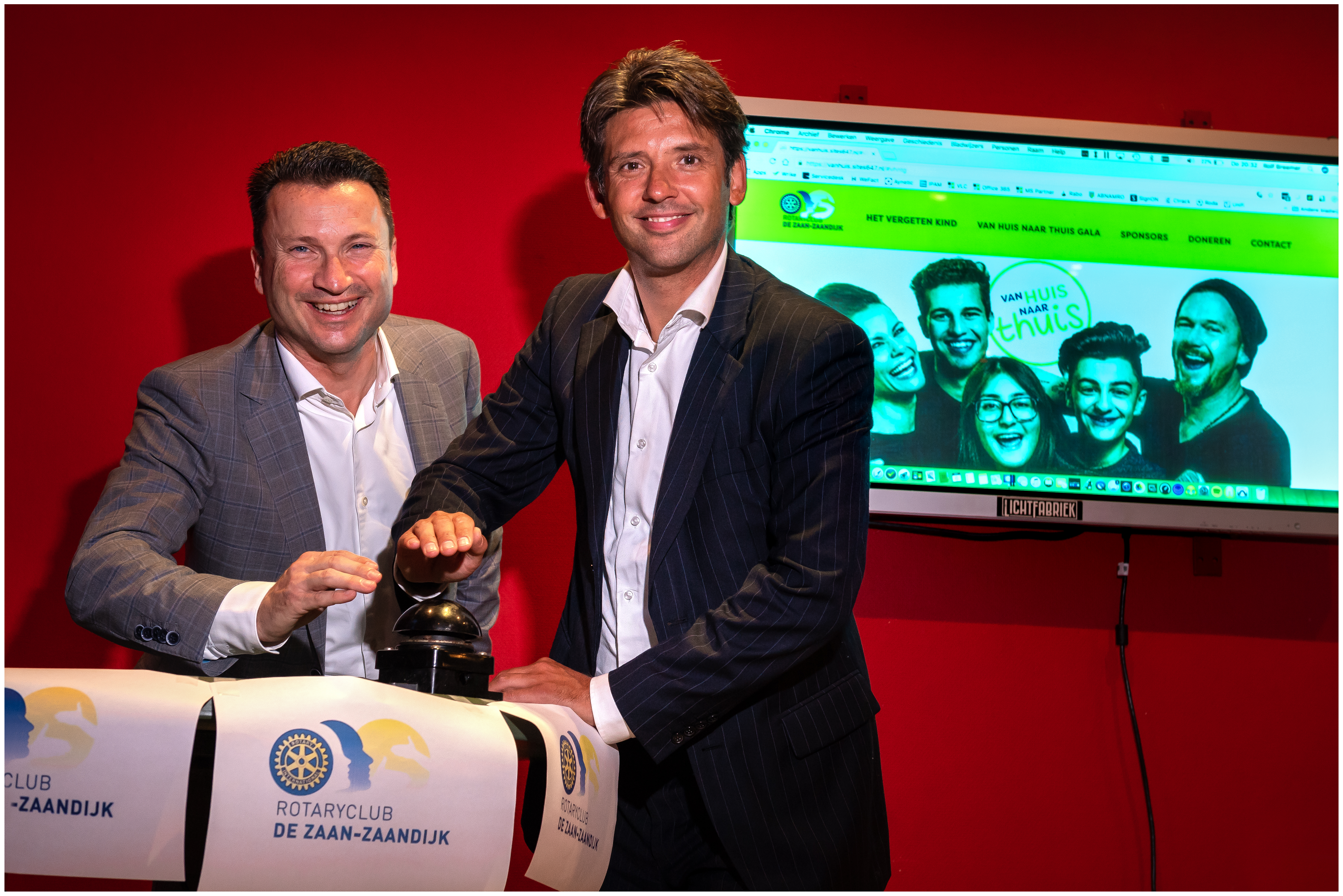 Wethouder Gerard Ram (rechts) en voorzitter van RC De Zaan - Zaandijk Olof Frankfort (links). (Foto: Bart Homburg)