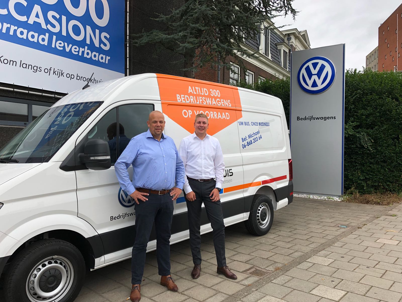 Michael Sanders en Teun van Laar zijn de klant graag van dienst. (foto: Broekhuis)
