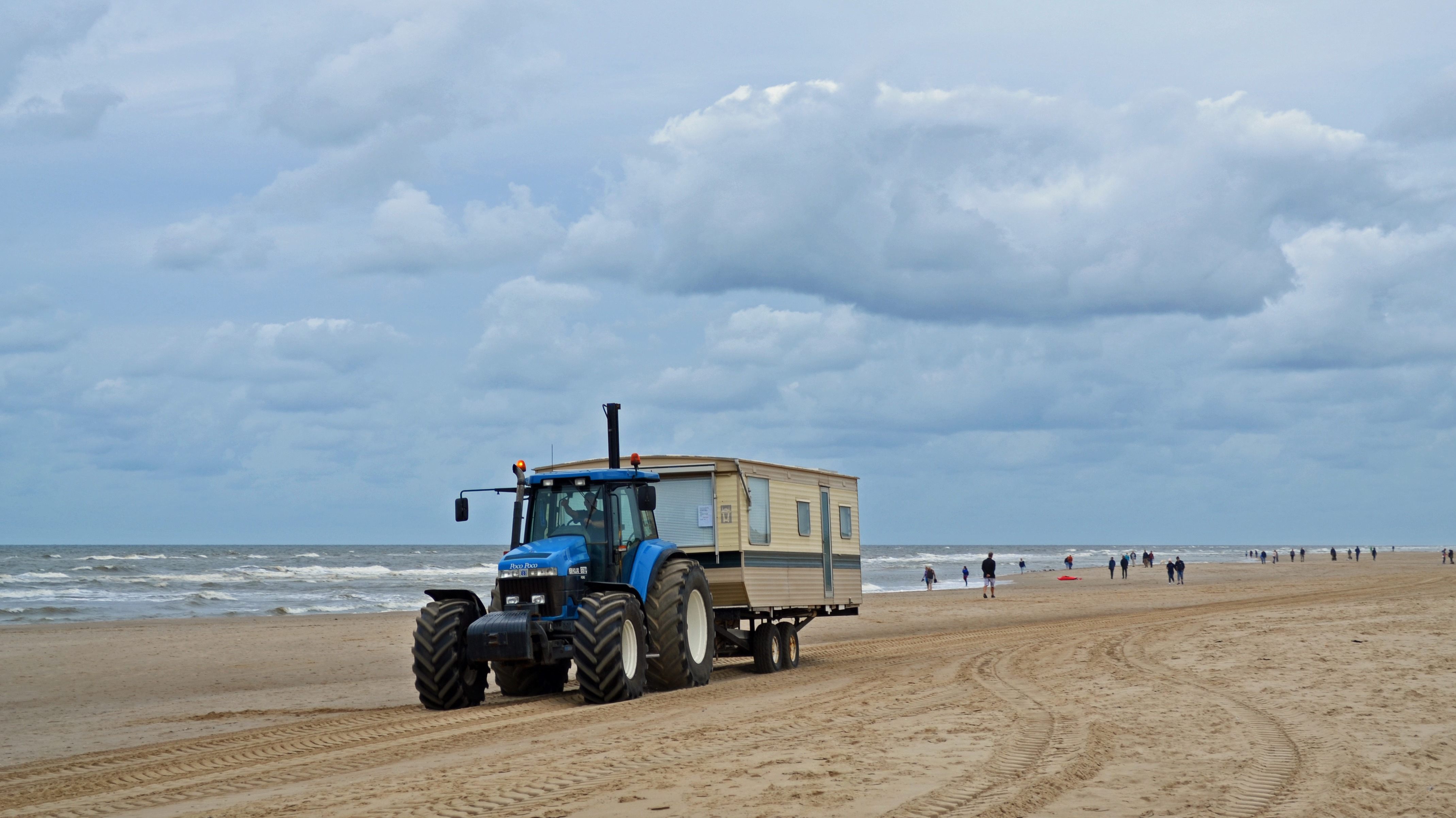 De strandhuisjes worden naar hun winterstalling gebracht, het badseizoen in Egmond aan Zee is nu echt voorbij (Foto: Sjef Kenniphaas).