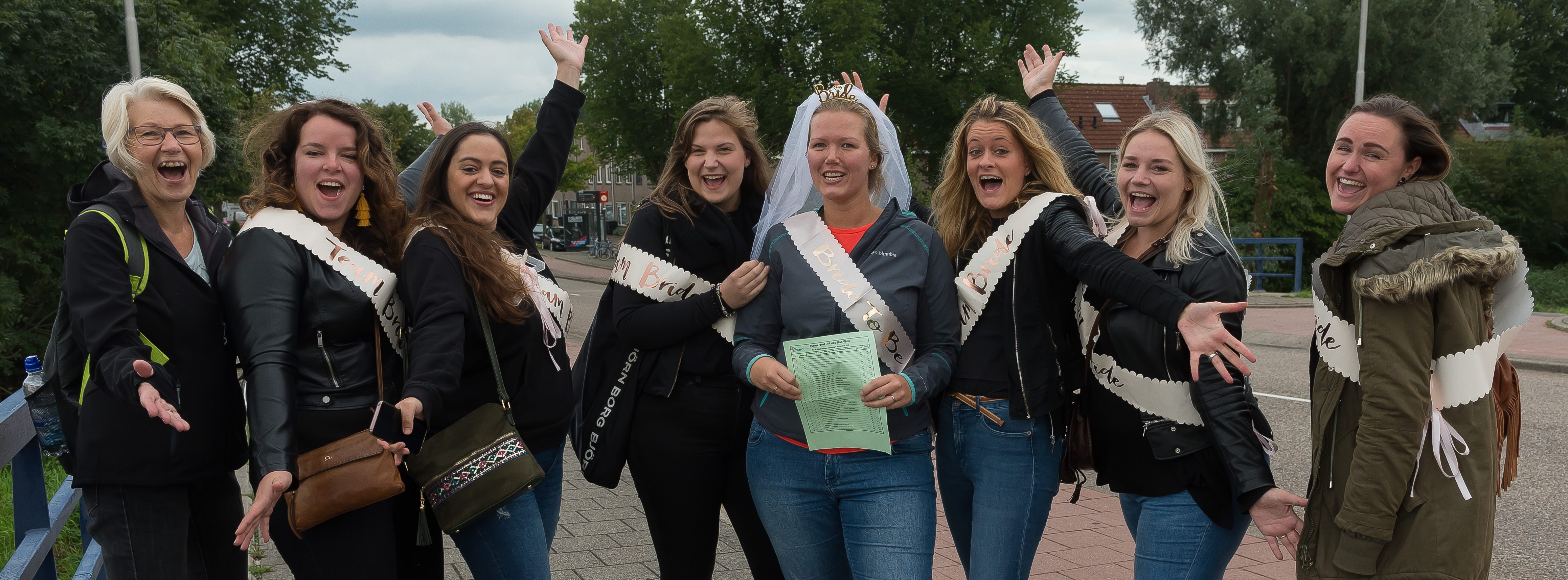 Pal na de ‘overval’ gingen de vriendinnen maar wat graag met elkaar op de foto. Van links naar rechts: Gretha, Mariëla, Shelly, Tamar, Brigitte, Caitlin, Celeste en Alyssa. (Foto: Han Giskes)