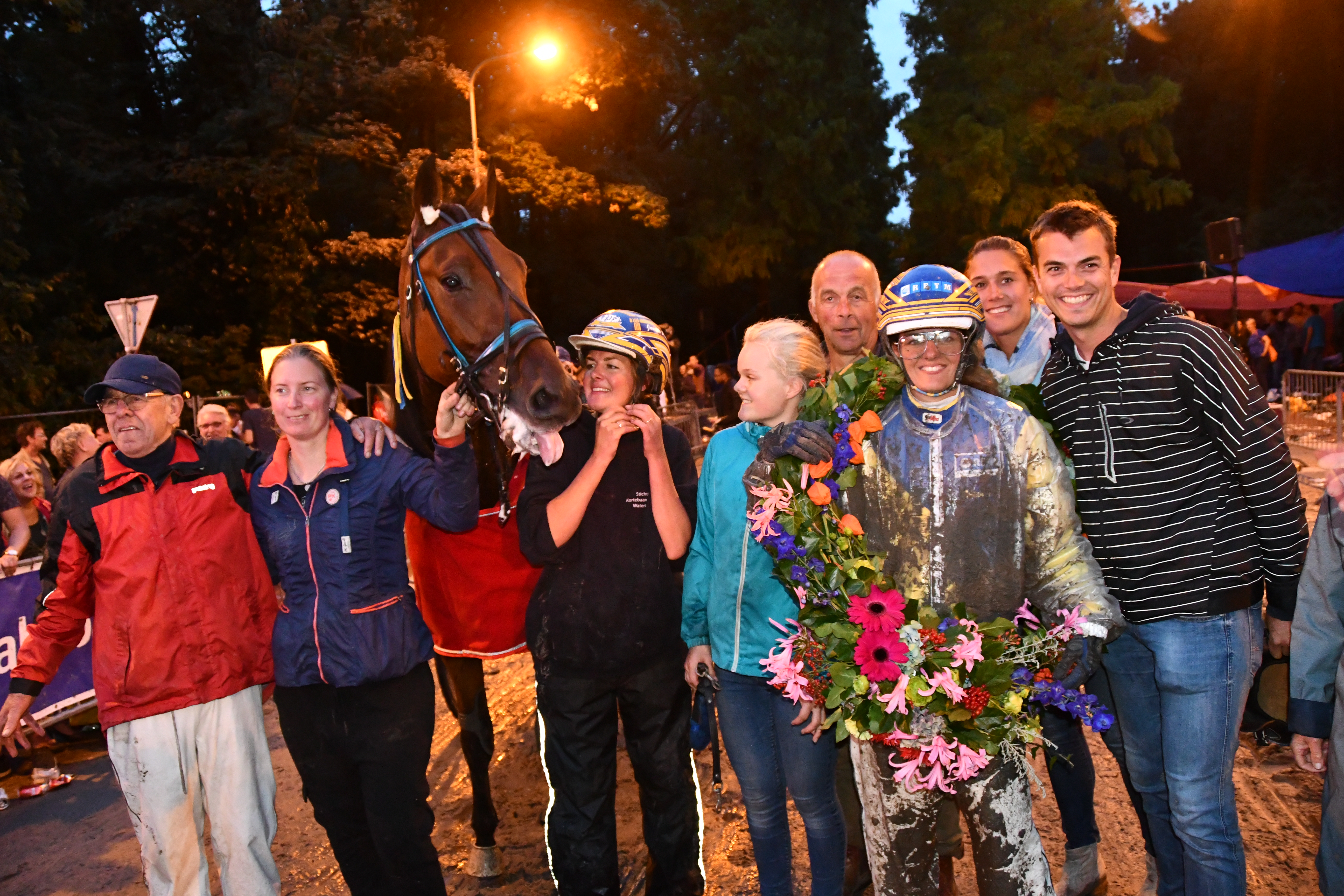 Manon Pools zat na afloop van de harddraverij onder de modder, maar was dolblij met haar overwinning in Heemskerk. (Foto: Leo Tillmans)