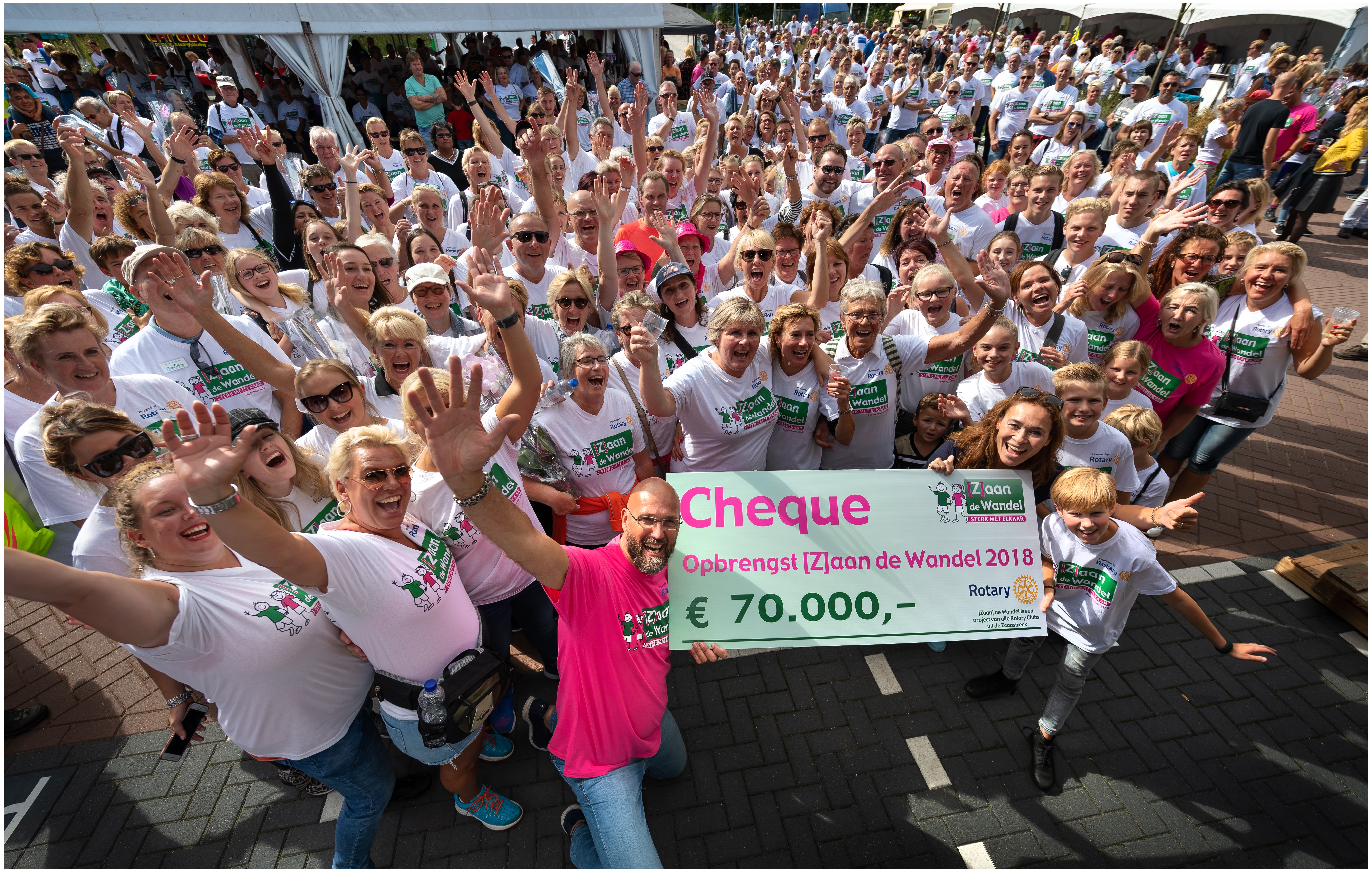 Overhandiging van de cheque met de opbrengst van de wandeltocht. (Foto: Bart Homburg)