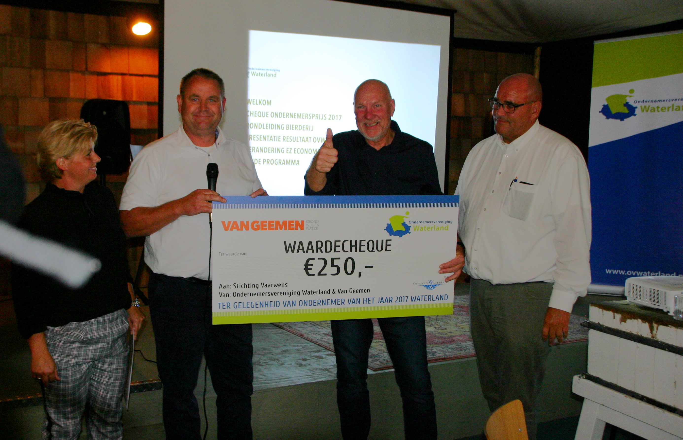 Tijdens een bedrijfsbezoek van Ondernemersvereniging Waterland (OVW) ontving Stichting Vaarwens een cheque ter waarde van €250. Deze cheque werd uitgereikt door Van Geemen, het bedrijf dat de titel 'Waterlandse Ondernemer van het Jaar 2017' in de wacht sleepte aan het begin van dit jaar. (Foto