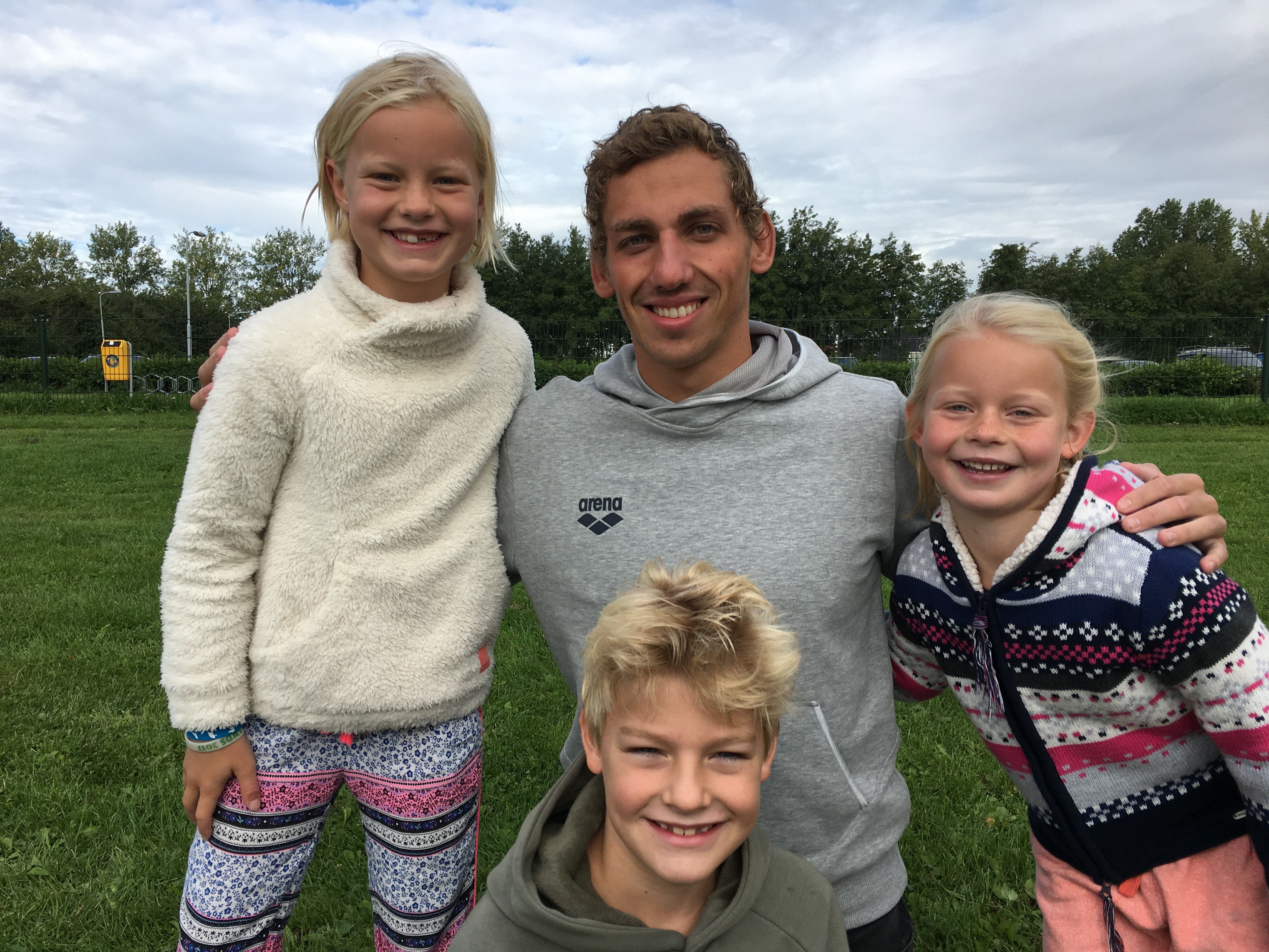 Victoire (8) Marcel Fauve (7) en Alexander (10) met de Haarlemse lange afstandzwemmer Marcel Schouten. (Foto: Pressrecord)