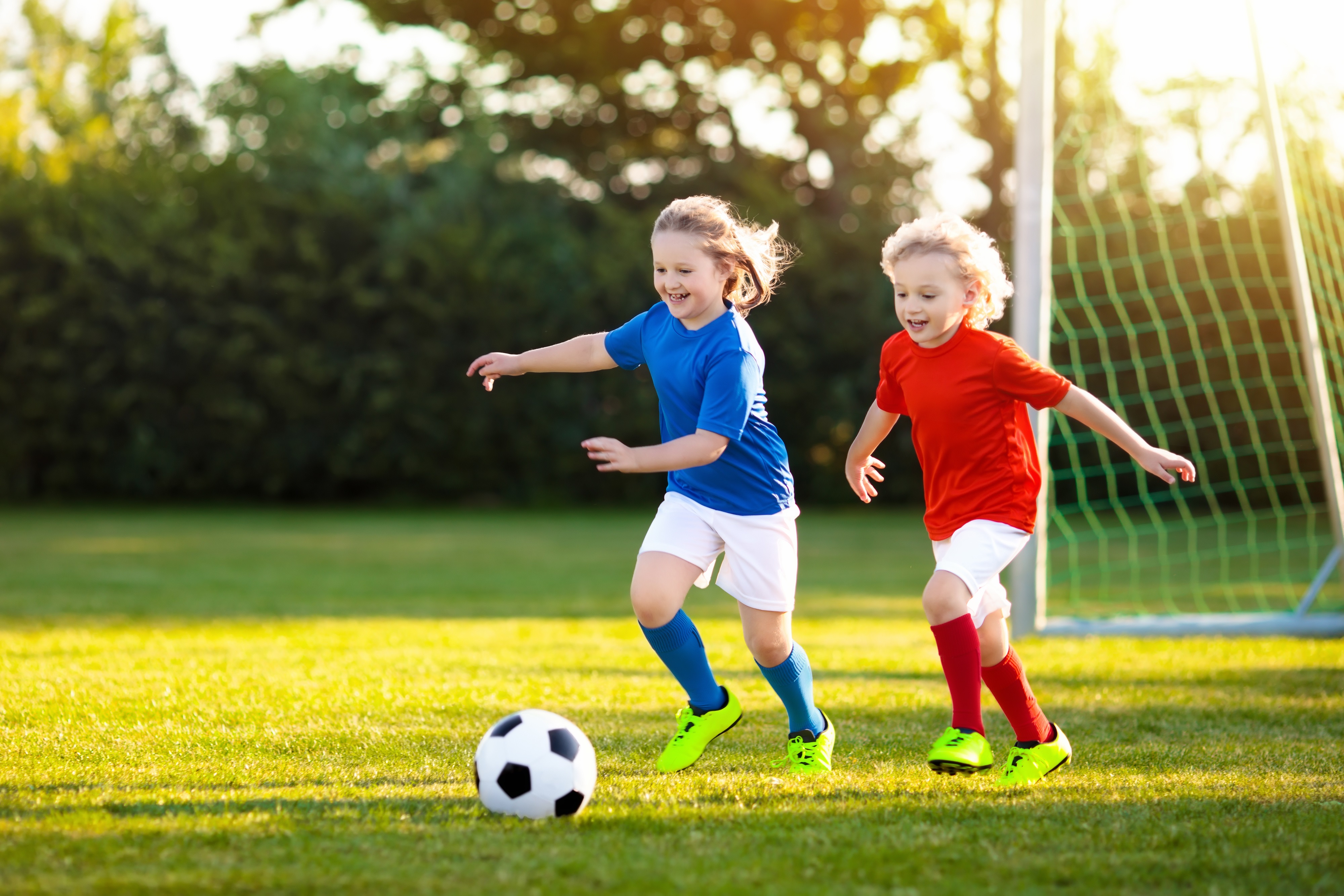 Voetballen is leuk voor jongens én meisjes. Probeer het een keertje bij Grasshoppers. (Foto: AdobeStock)