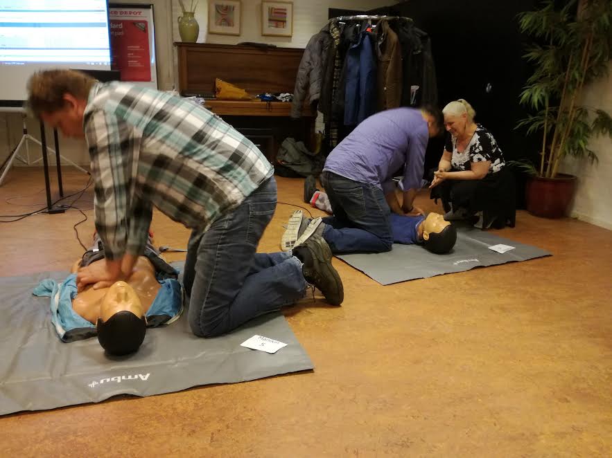 Deelnemers aan de EHBO-cursus oefenen het reanimeren van een persoon. (Foto: Aangeleverd)