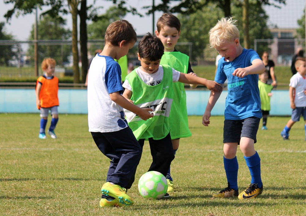De kabouters van DEM actief op het veld. (Foto: Elly Bouwens)