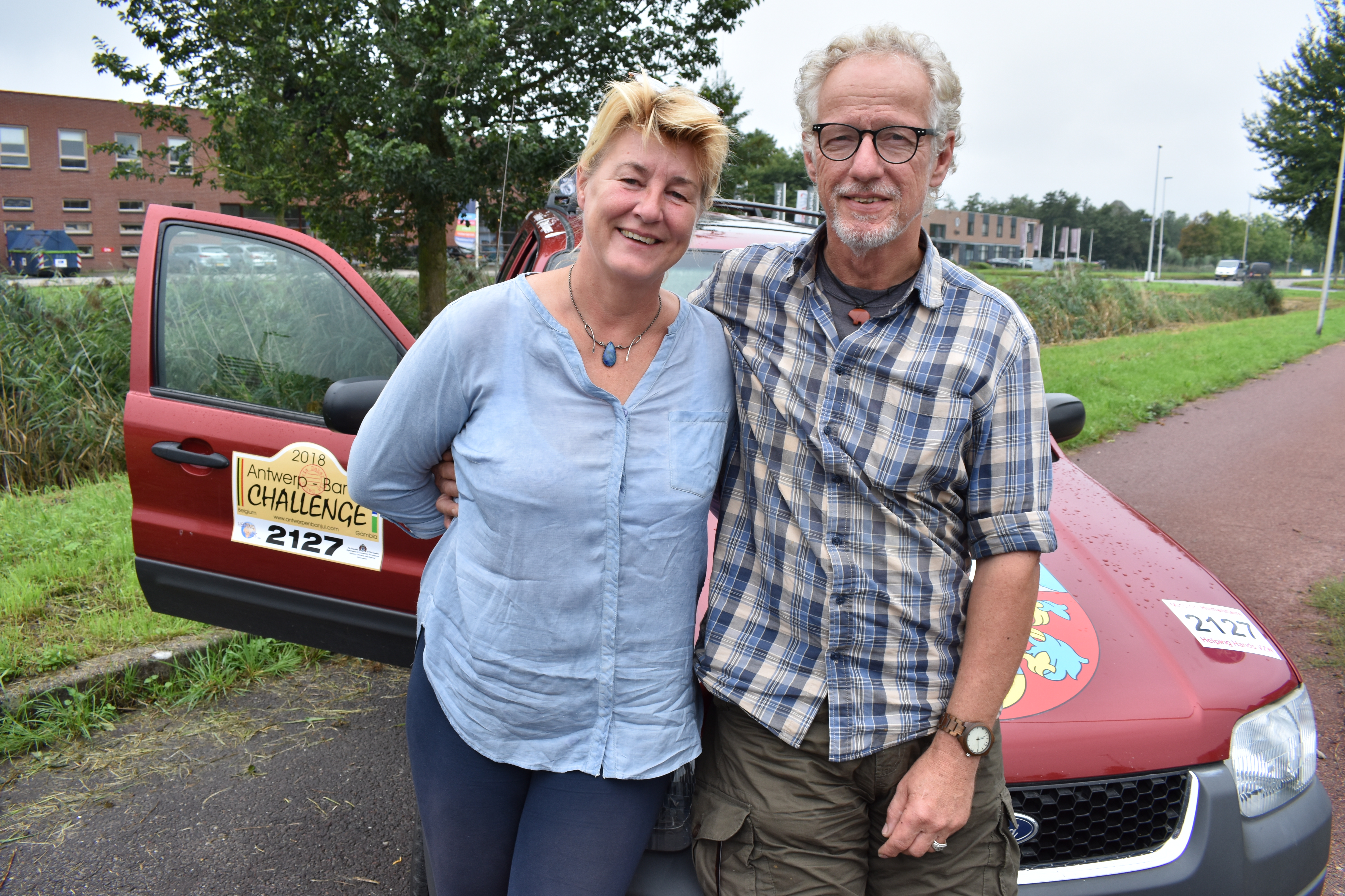 Tanja en Paul met de wagen die hen naar het West-Afrikaanse Gambia moet brengen. (Foto: Daan Ruijter/Rodi Media)