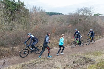 Door het intensieve gebruik van de onverharde paden door mountainbikers ontstaat regelmatig schade aan het natuurgebied. (Foto: PWN)