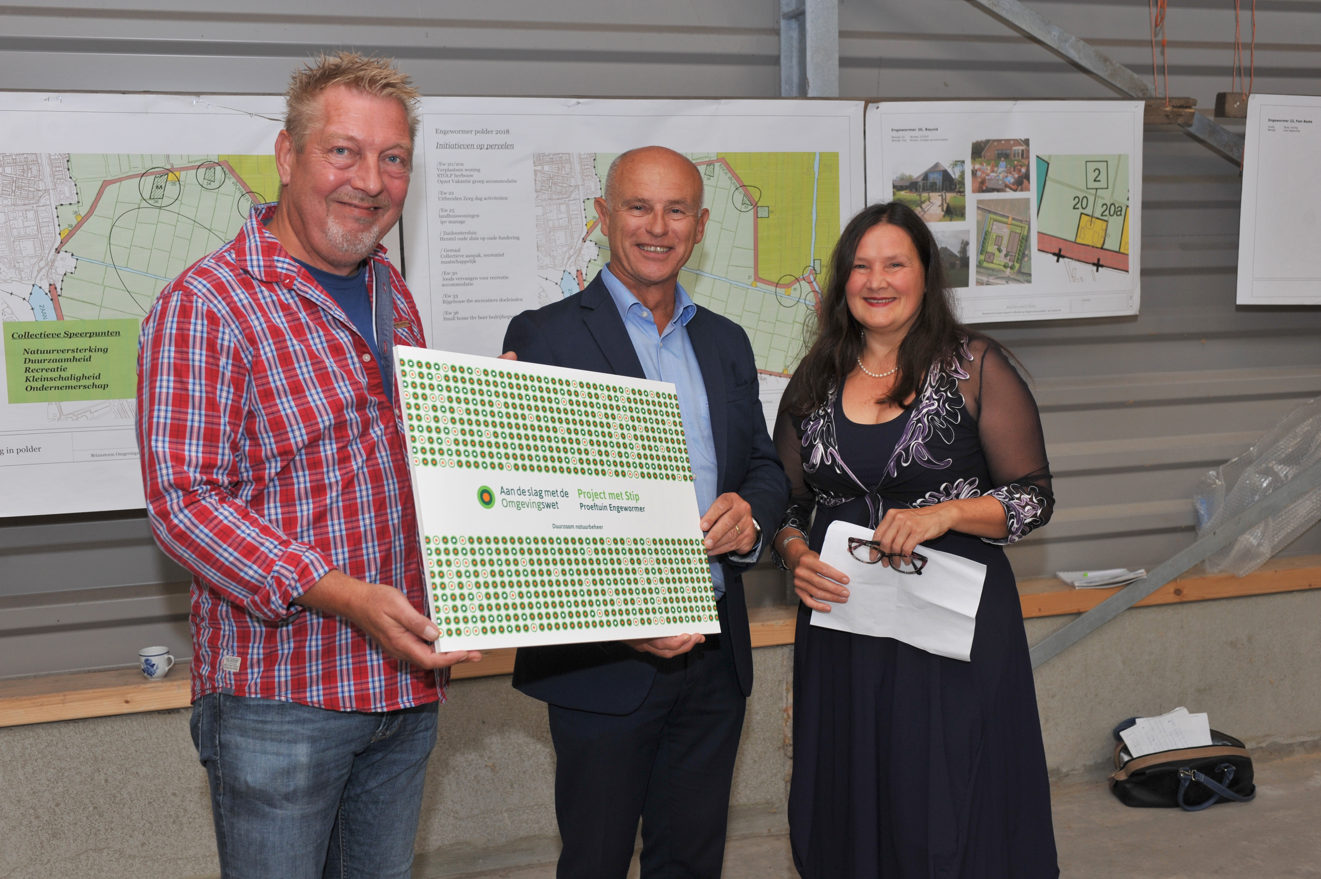 V.l.n.r.Paul van der Well, wethouder Rob Berkhout en Katja Stribos. (Foto: Gemeente Wormerland)