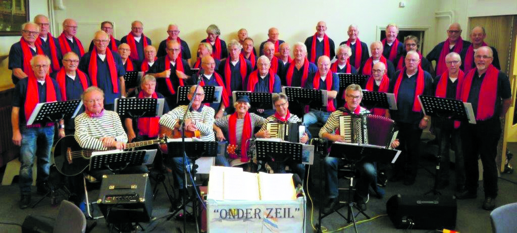 In de afgelopen jaren is ’'Onder Zeil’ uitgegroeid tot een groot en enthousiast koor met een crew die bestaat uit vijftig mannen (ex-zeevarenden en ’beste stuurlui’) en zes muzikanten. (Foto: aangeleverd)
