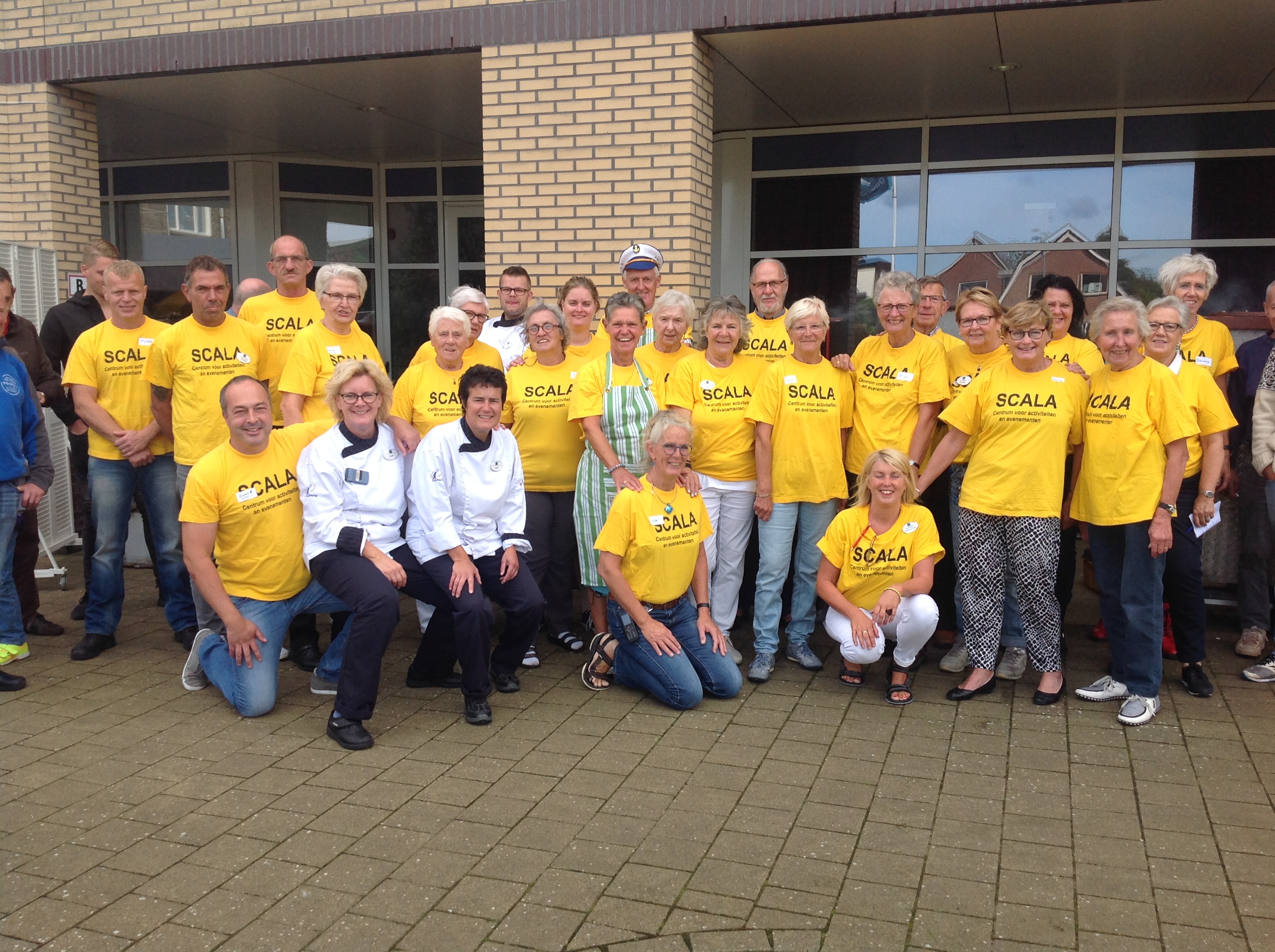 Het activiteitenteam Scala organiseerde een Aalrook & Barbecue Feestdag bij Omring-locatie Nicolaas. (Foto: aangeleverd)