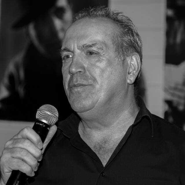 Georges Lotze zingt vrijdagavond opnieuw een nummer van Neil Diamond. (Foto: RTL)