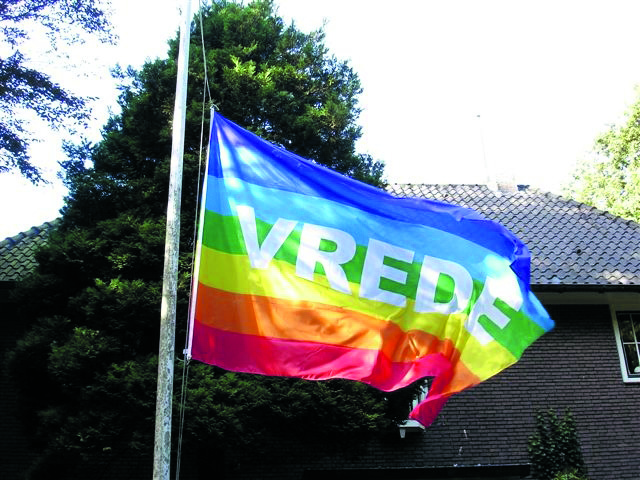 De vredesvlag wappert bij de Kritische Gemeente IJmond. (foto aangeleverd)