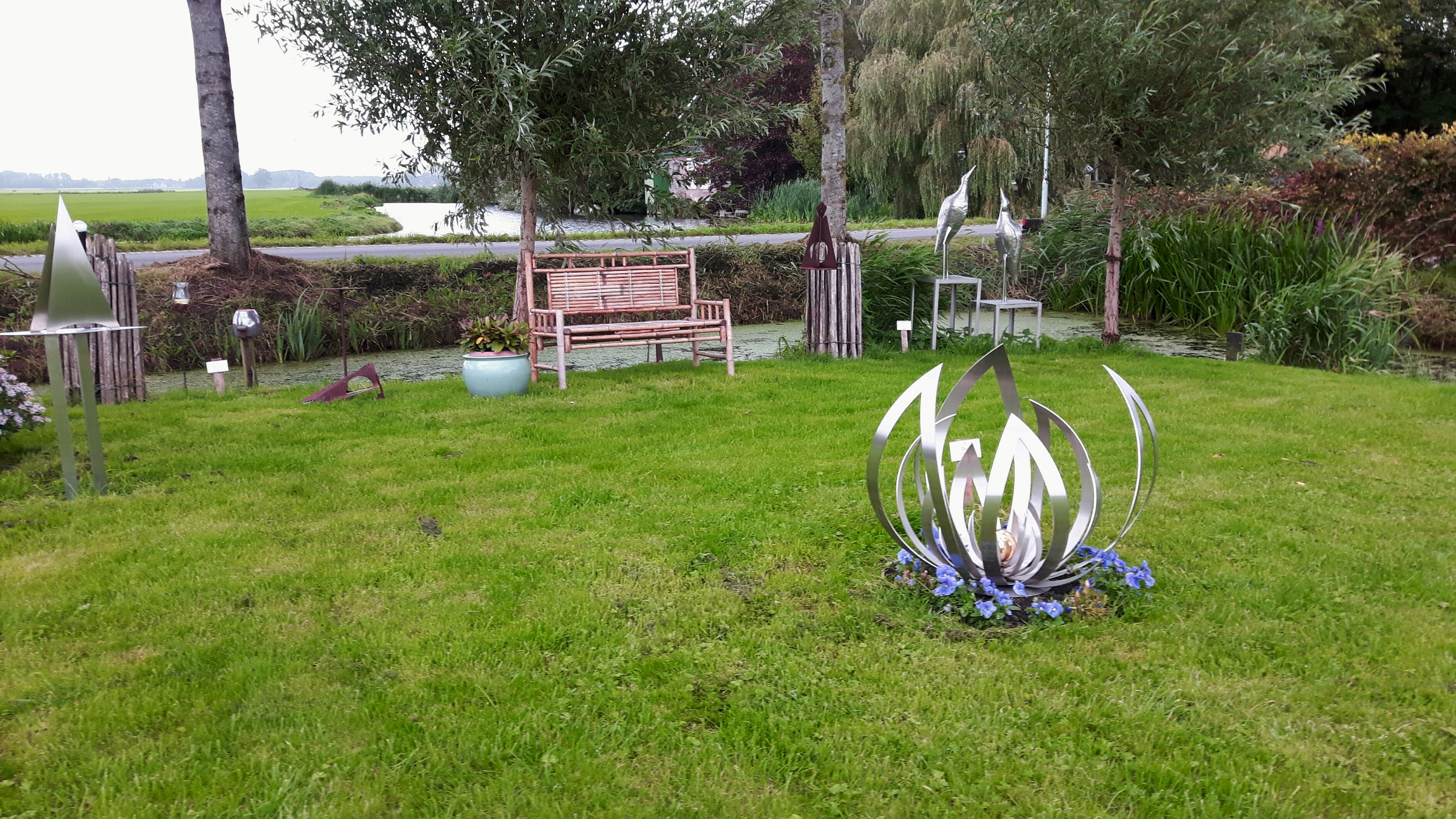 Het beeld familie is door Cobi Dierikx gemaakt. (Foto: