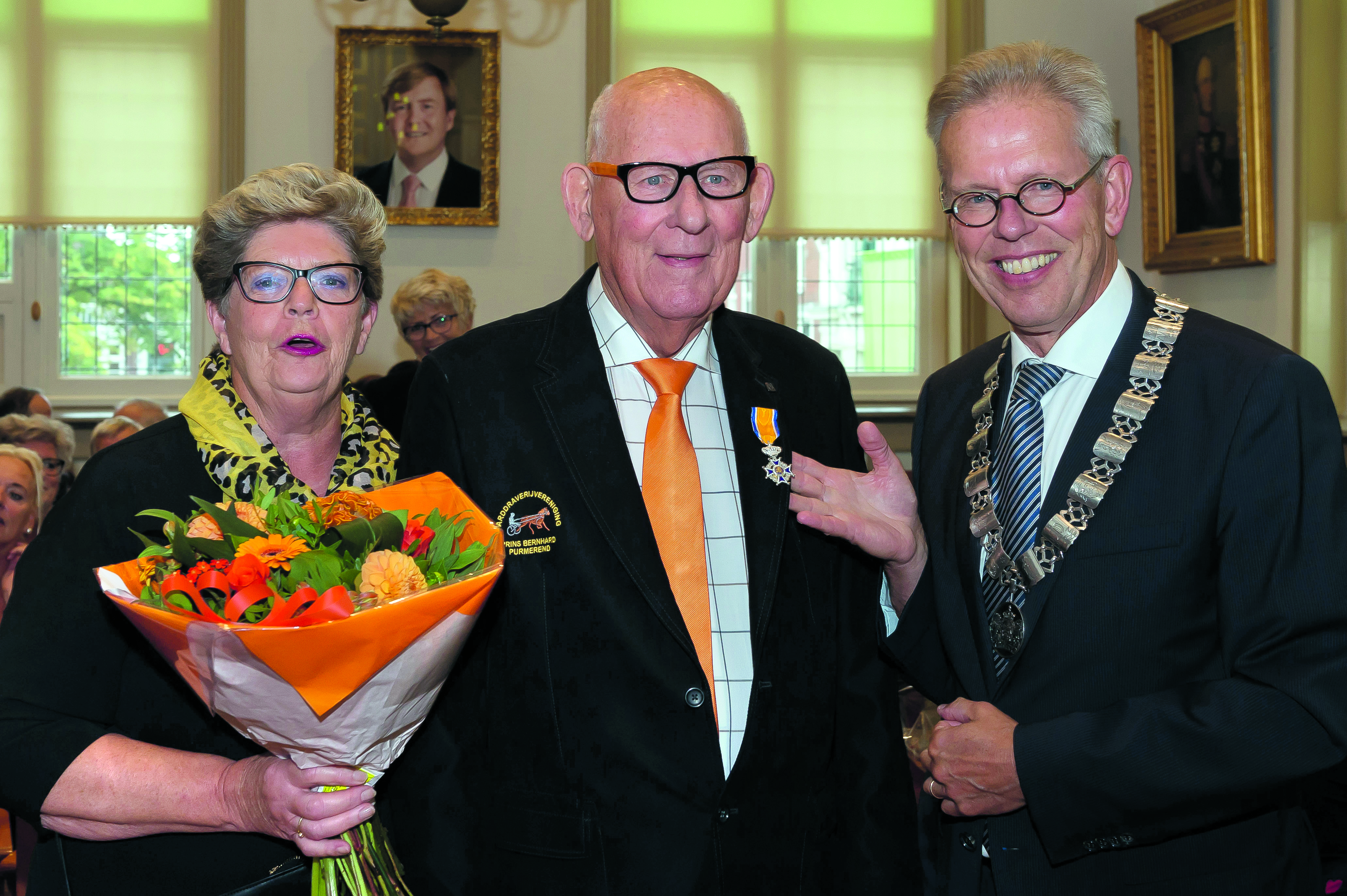 Jan Kuiper, hier samen met zijn Grada en burgemeester Don Bijl, reageerde ontroerd nadat hem de versierselen waren opgespeld. (Foto: Han Giskes)