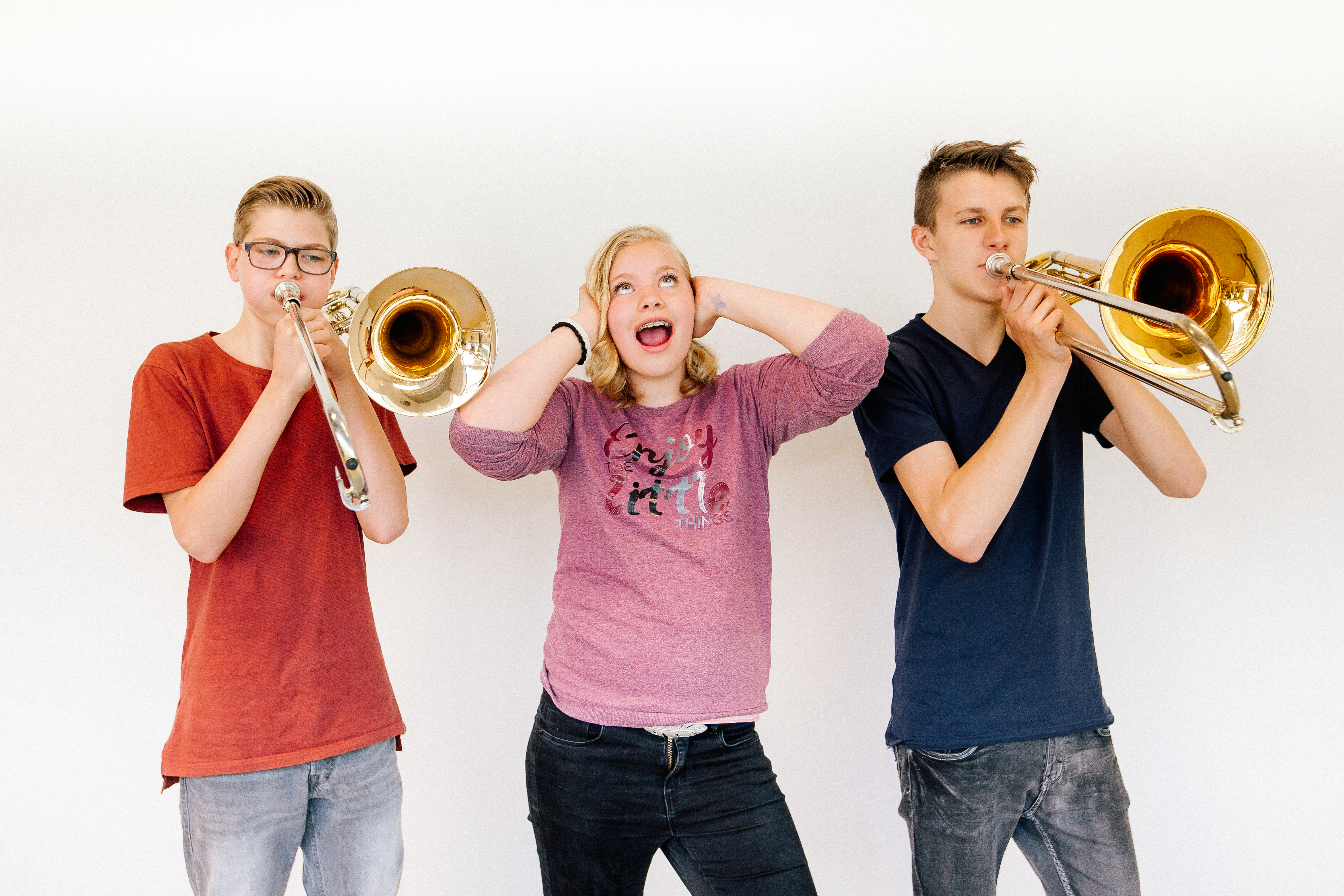 Jong en oud kunnen een muziekinstrument uitproberen tijdens de Open Dag. (foto aangeleverd)