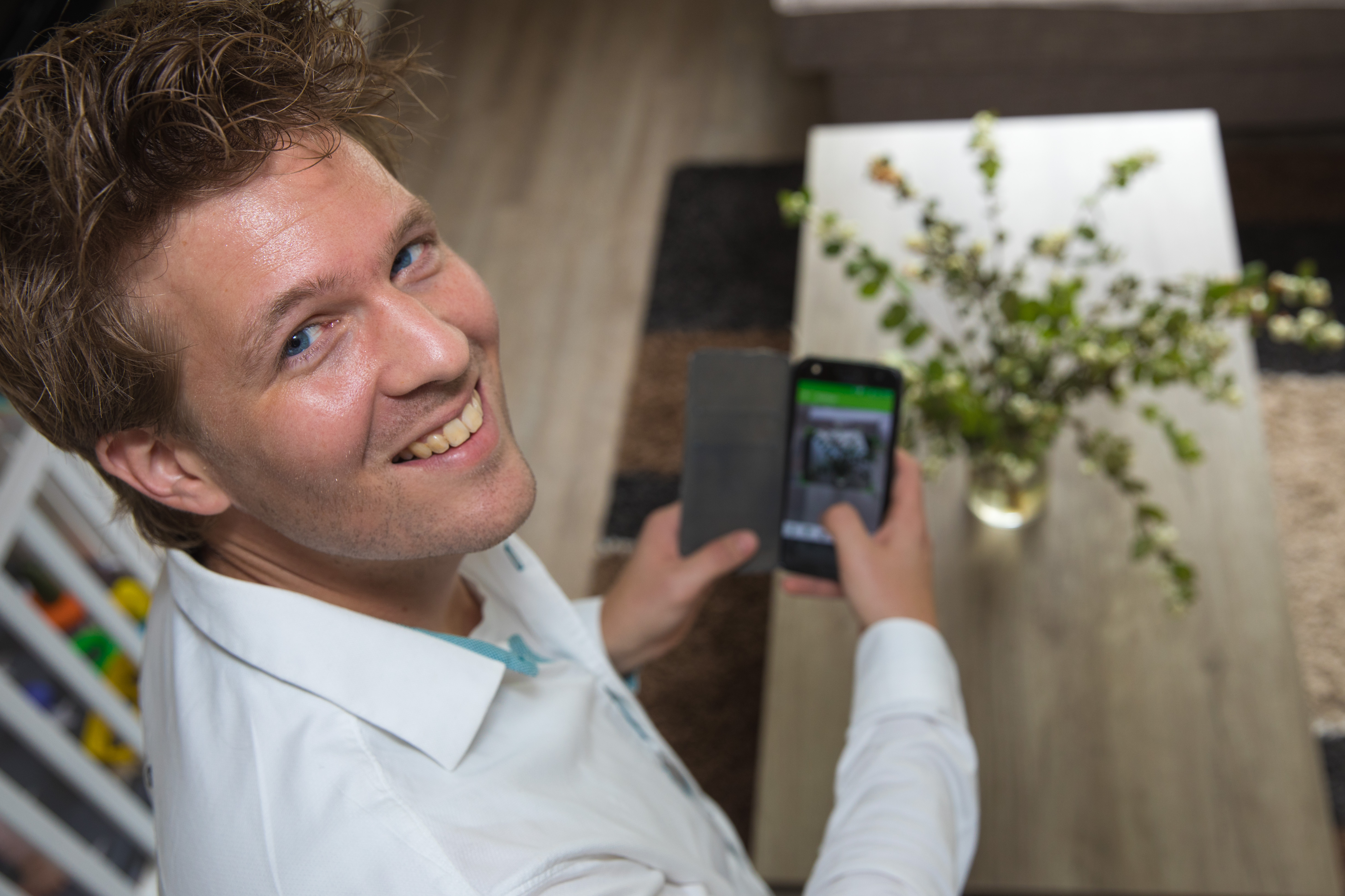 Rick Buiten uit Enkhuizen heeft de EcoScan ontwikkeld: een app die vertelt in welke prullenbak je afval kunt gooien. (Foto: Vincent de Vries/RM)