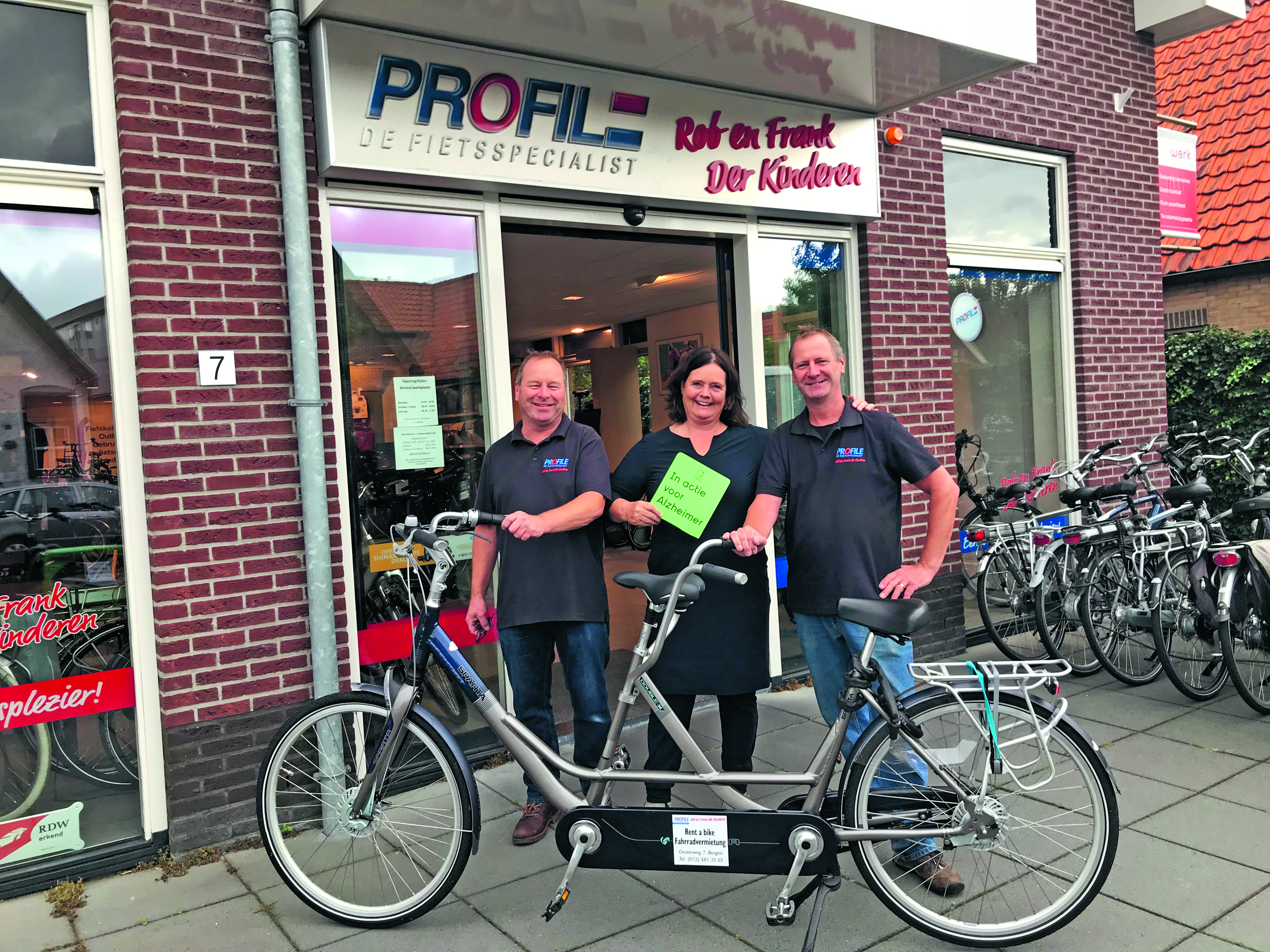 Rob en Frank der Kinderen sponsoren de tandem. In het midden Diana Meijers. (Foto: aangeleverd)