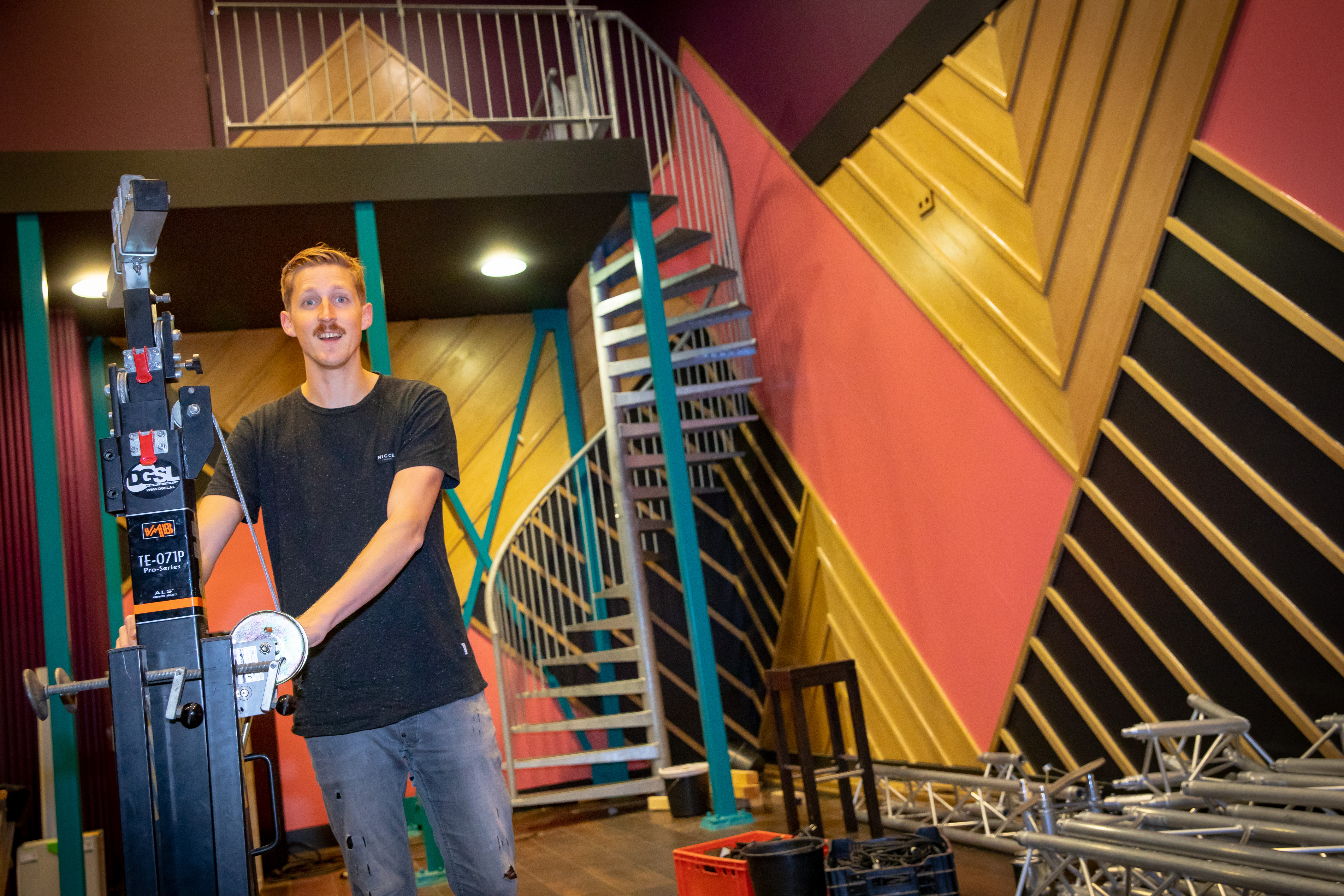 Thomas Vlaar is druk bezig met de 'finishing touch' Wie komt 21 september een kijkje nemen tijdens de housewarming? (Foto: Vincent de Vries / Rodi Media)