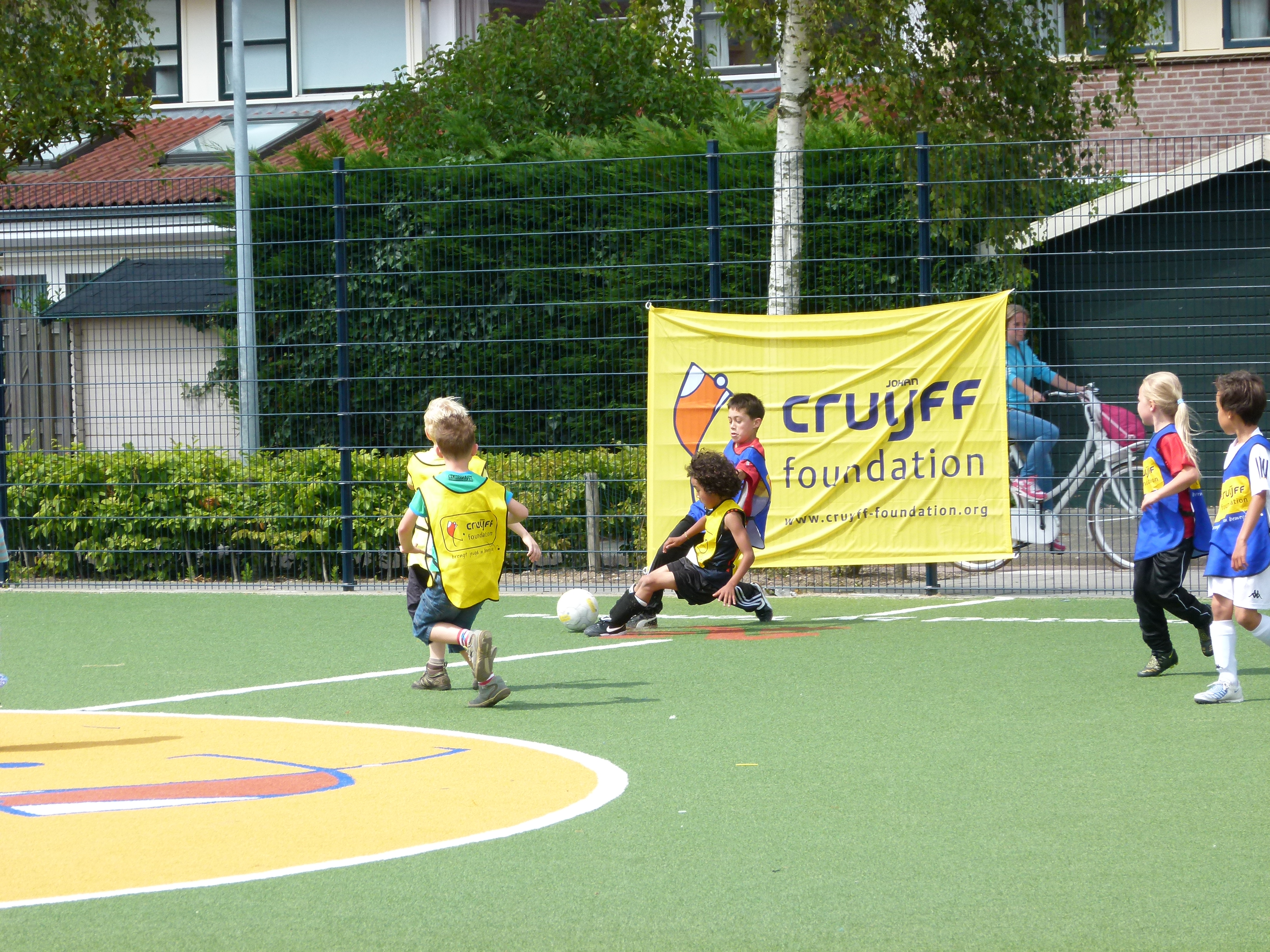Voorrondes van het 6 vs. 6 voetbaltoernooi op het Cruyff Court in Daalmeer. (Foto: aangeleverd)