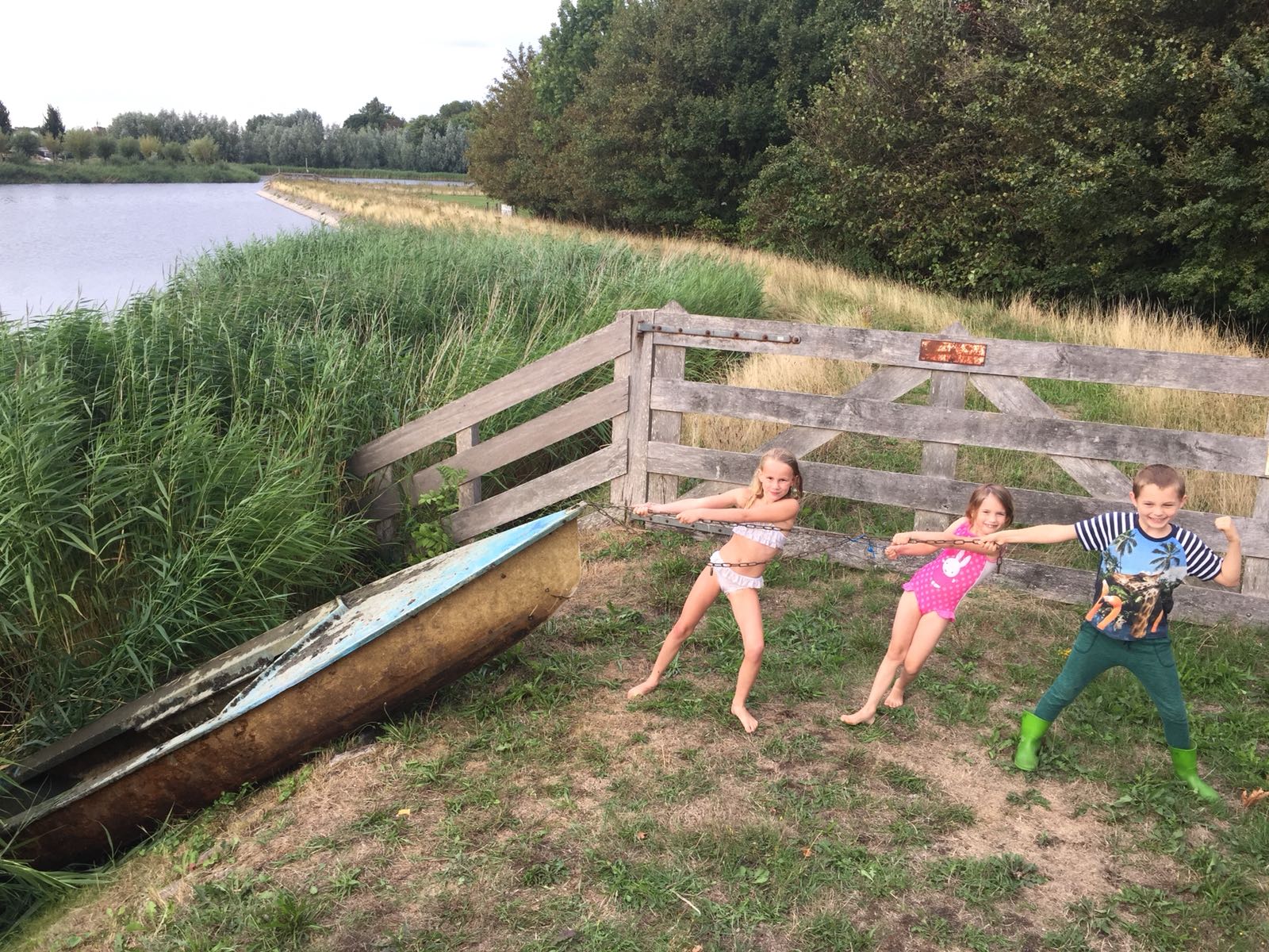 Opruimkanjers Fien, Anne en Max zijn alvast begonnen met het opruimen van de buurt. Bij de kade aan de Gibbon vonden ze deze boot die half onder water lag. (aangeleverde foto)