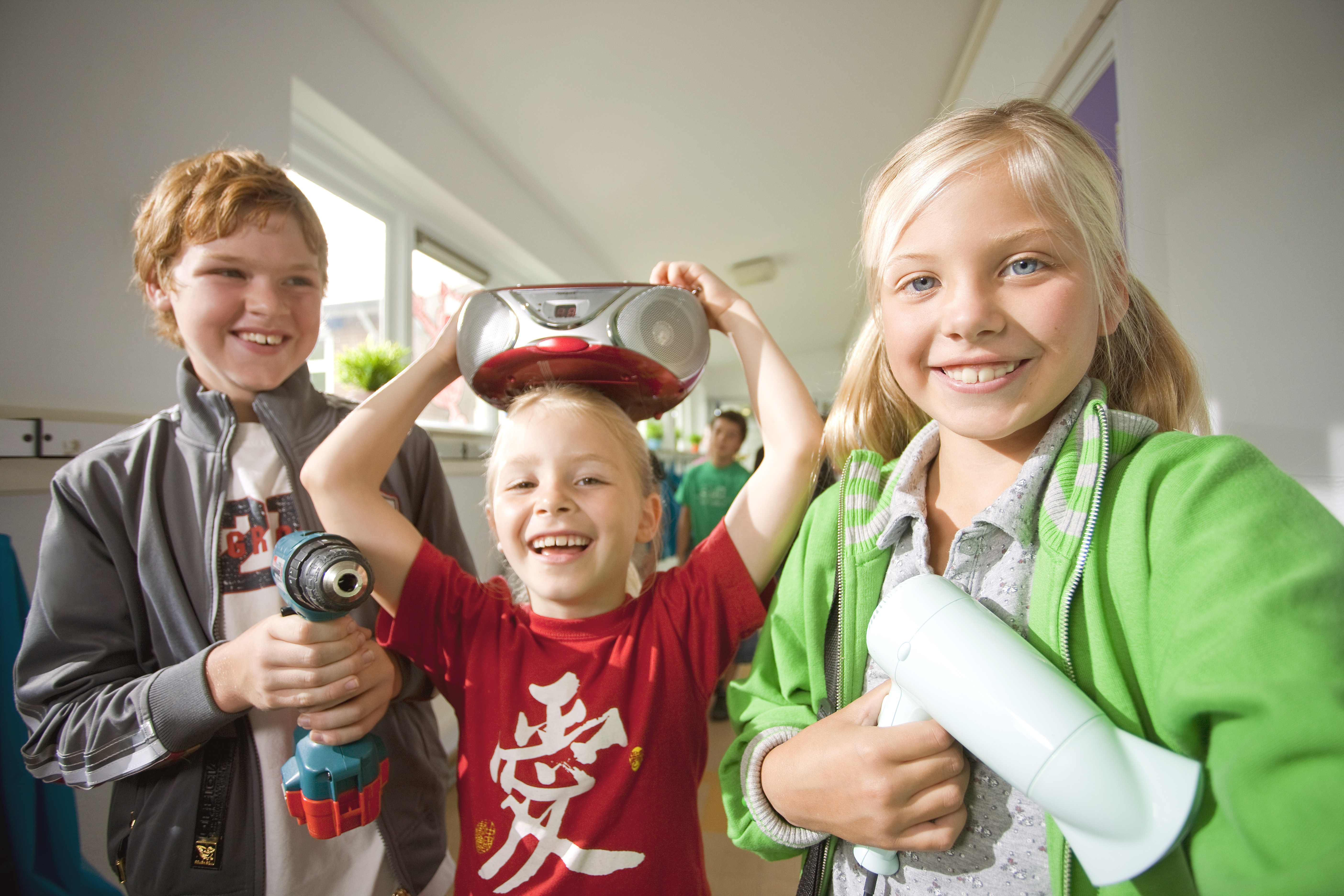 Kinderen zamelen afgedankte kleine elektrische apparaten en energiezuinige lampen in voor hergebruik. (aangeleverde foto)