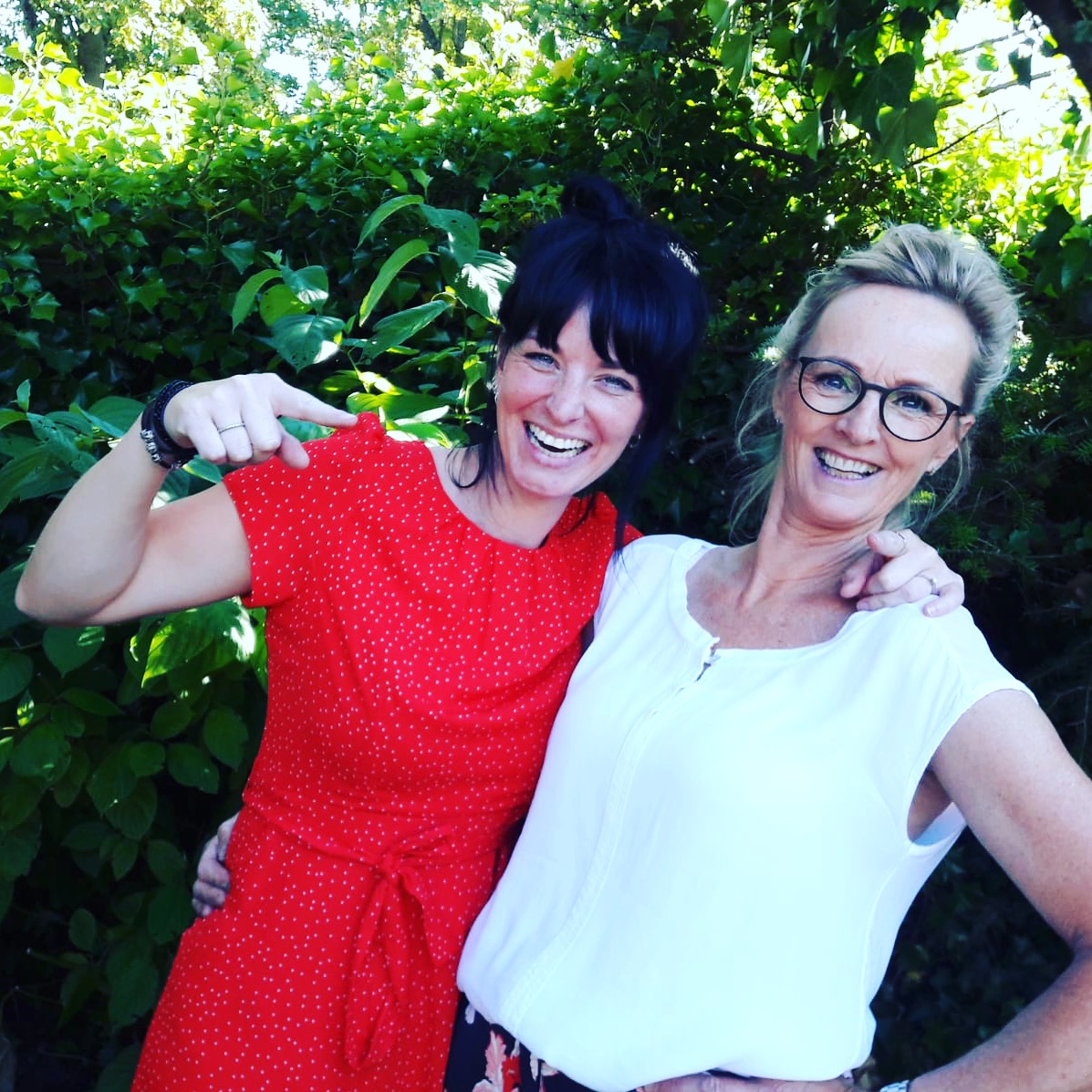 Anna (l) en Irma spelen de voorstelling 'Helden!' in De Noord en Obdam. (aangeleverde foto)