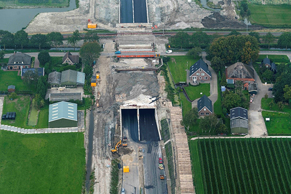 De tijdelijke brug wordt verwijderd en het bovendek van de onderdoorgang Binnenwijzend wordt ingericht. (Foto: aangeleverd)