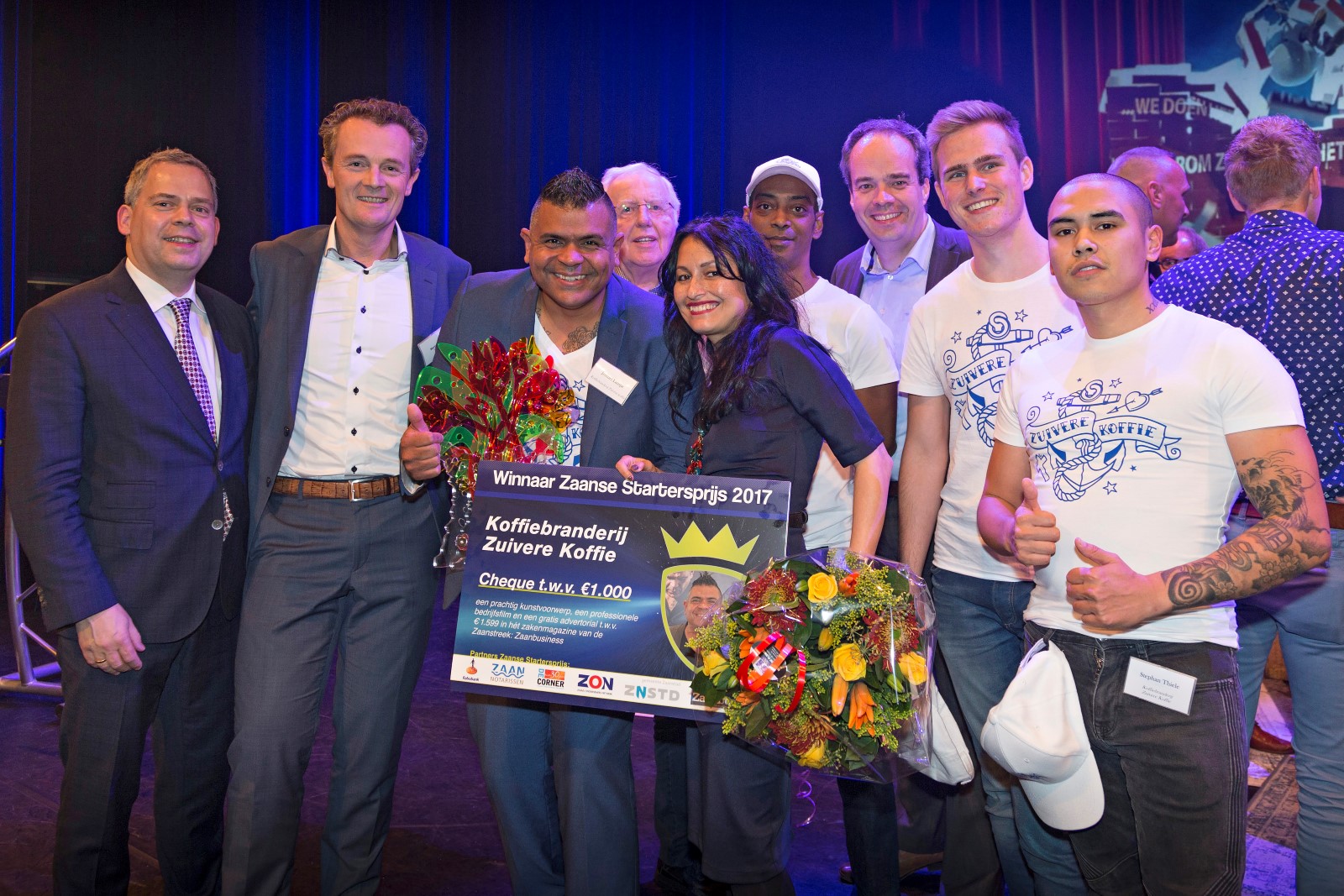 Winnaars Zaanse Startersprijs 2017, v.l.n.r. Dennis Straat, Marcel Beerse, Jemuel en Zoraya Lampe, Ton R. Vermij, Marcel Verra en drie medewerkers van Zuivere Koffie. (Foto: Jolanda Fisser - JoJo Creatieve Communicatie)