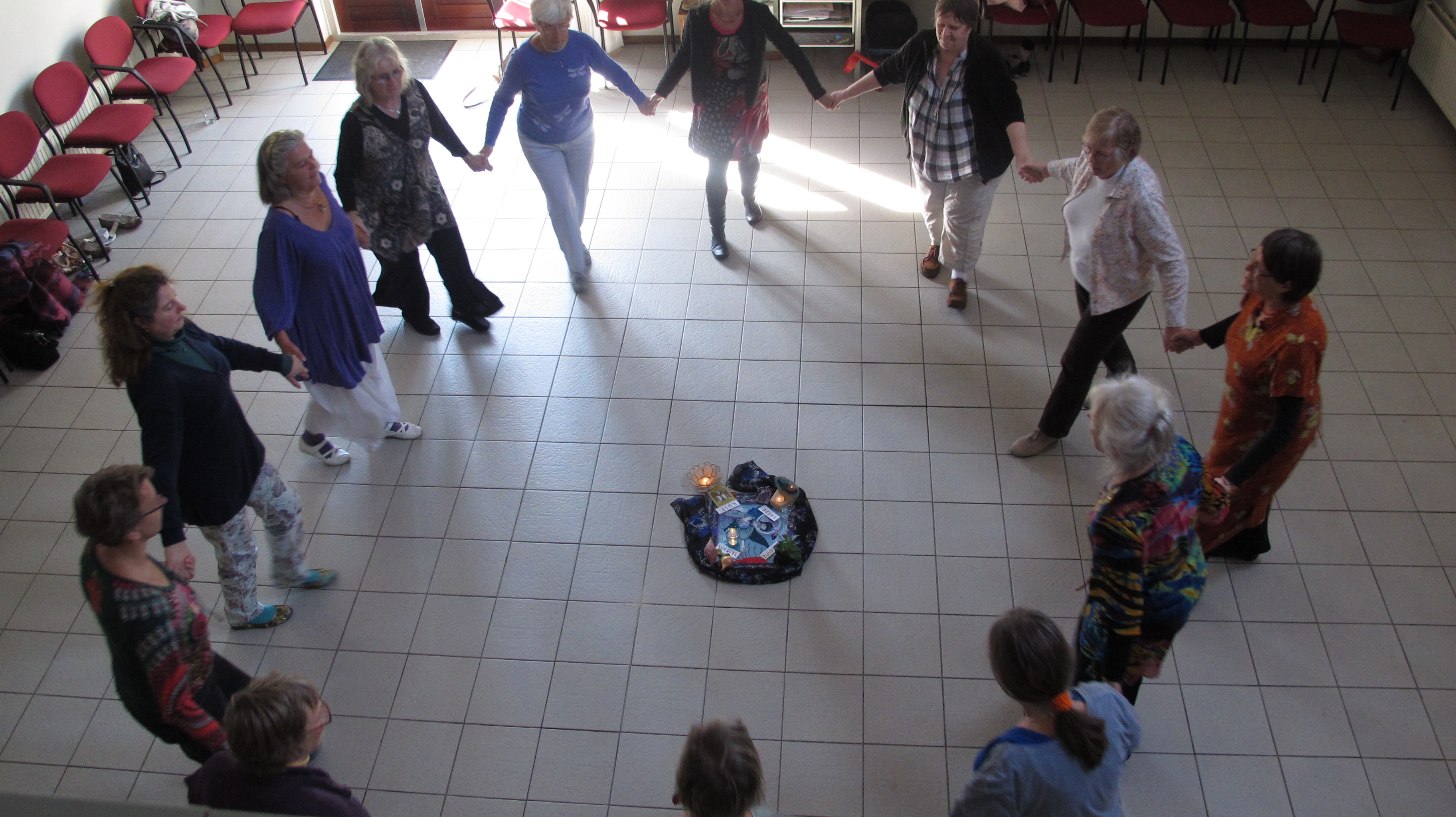 Eenvoudige kringdansen. (Foto: aangeleverd)