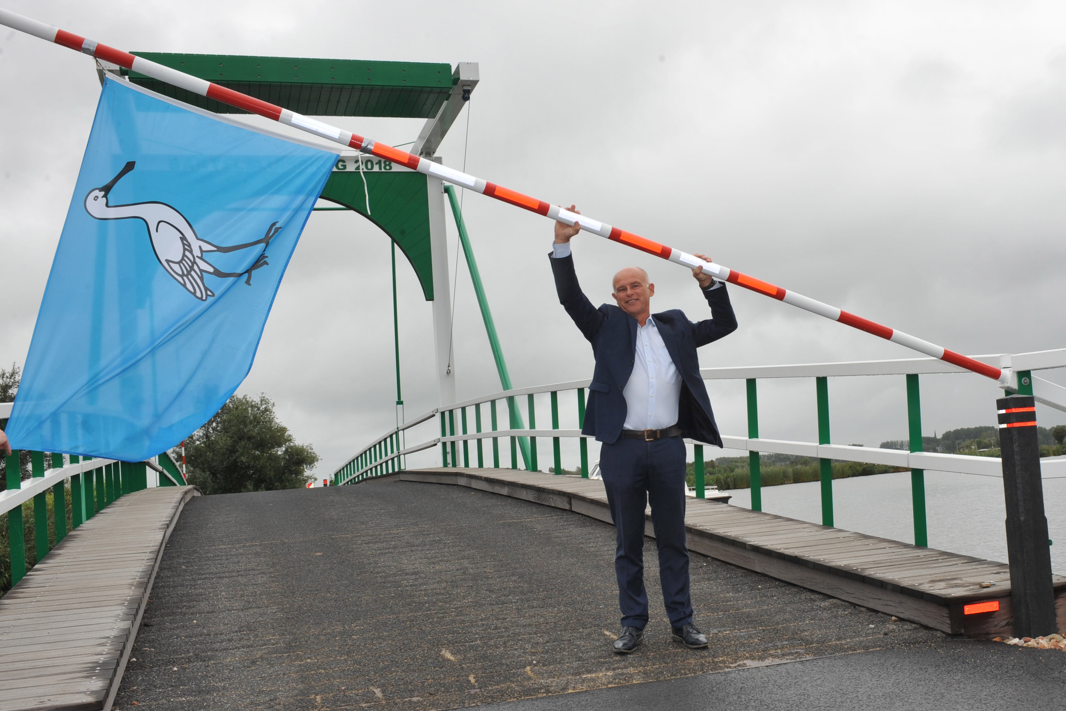 Wethouder Rob Berkhout opent Bartelsluisbrug. (Foto: Gemeente Wormerland)