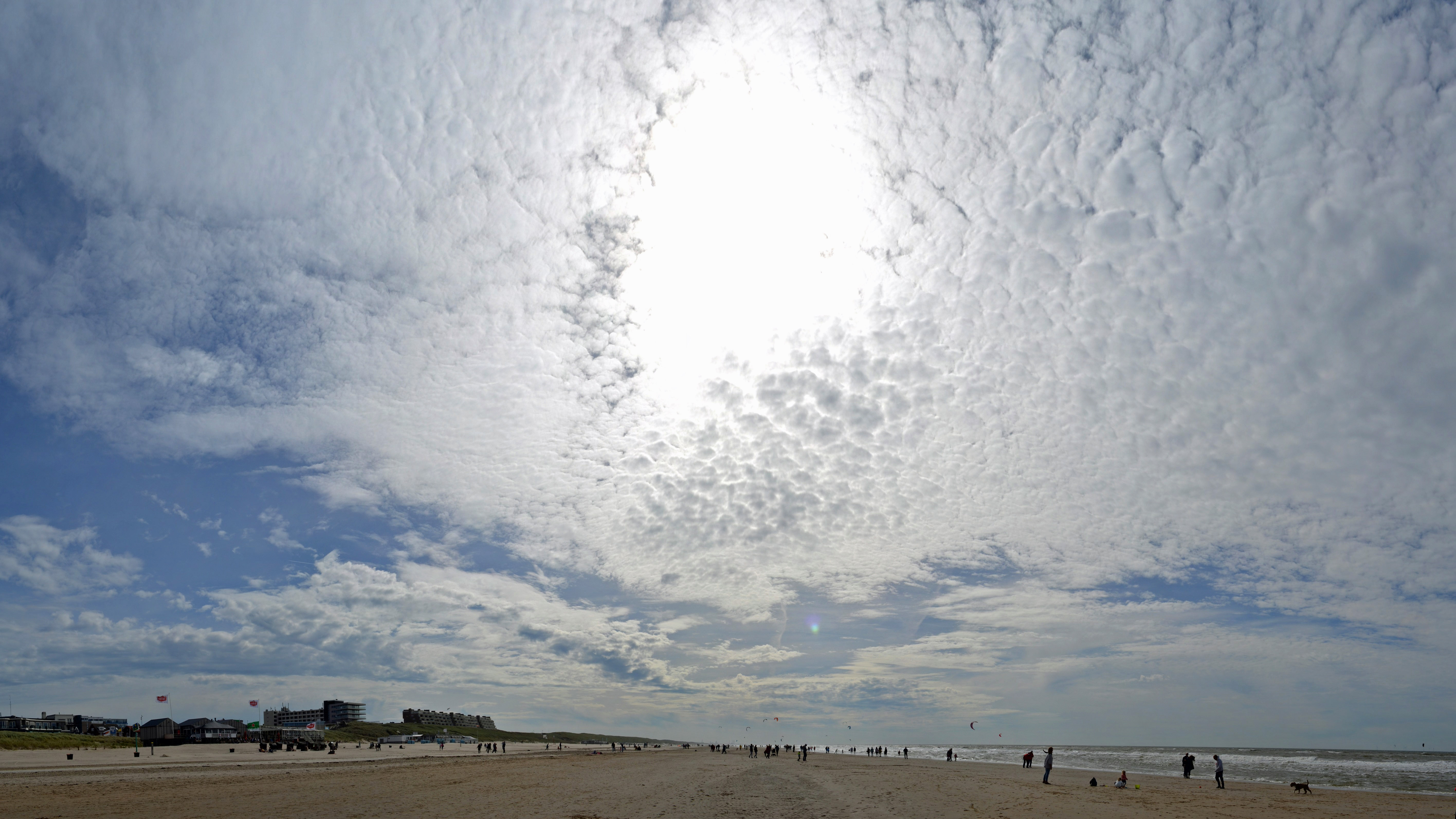 Half bewolkt, de zon liet zich regelmatig zien, maar ook de bewolking had vaak de overhand (Foto: Sjef Kenniphaas).