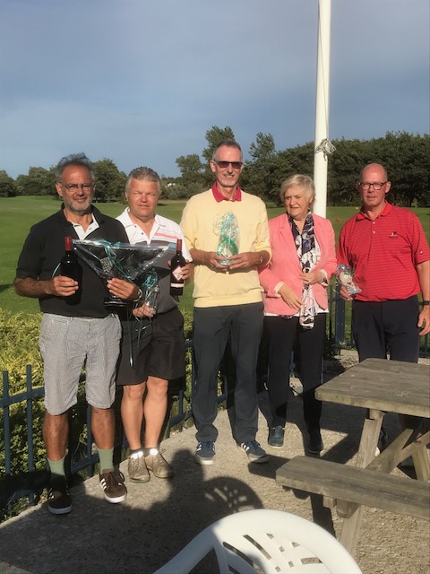 Op de foto van links naar rechts Eli Saliha Dirk Bloothoofd Henk Kennedy Tilly Koning (sponsor De Spinse) Peter Schmidt. (Foto: aangeleverd).
