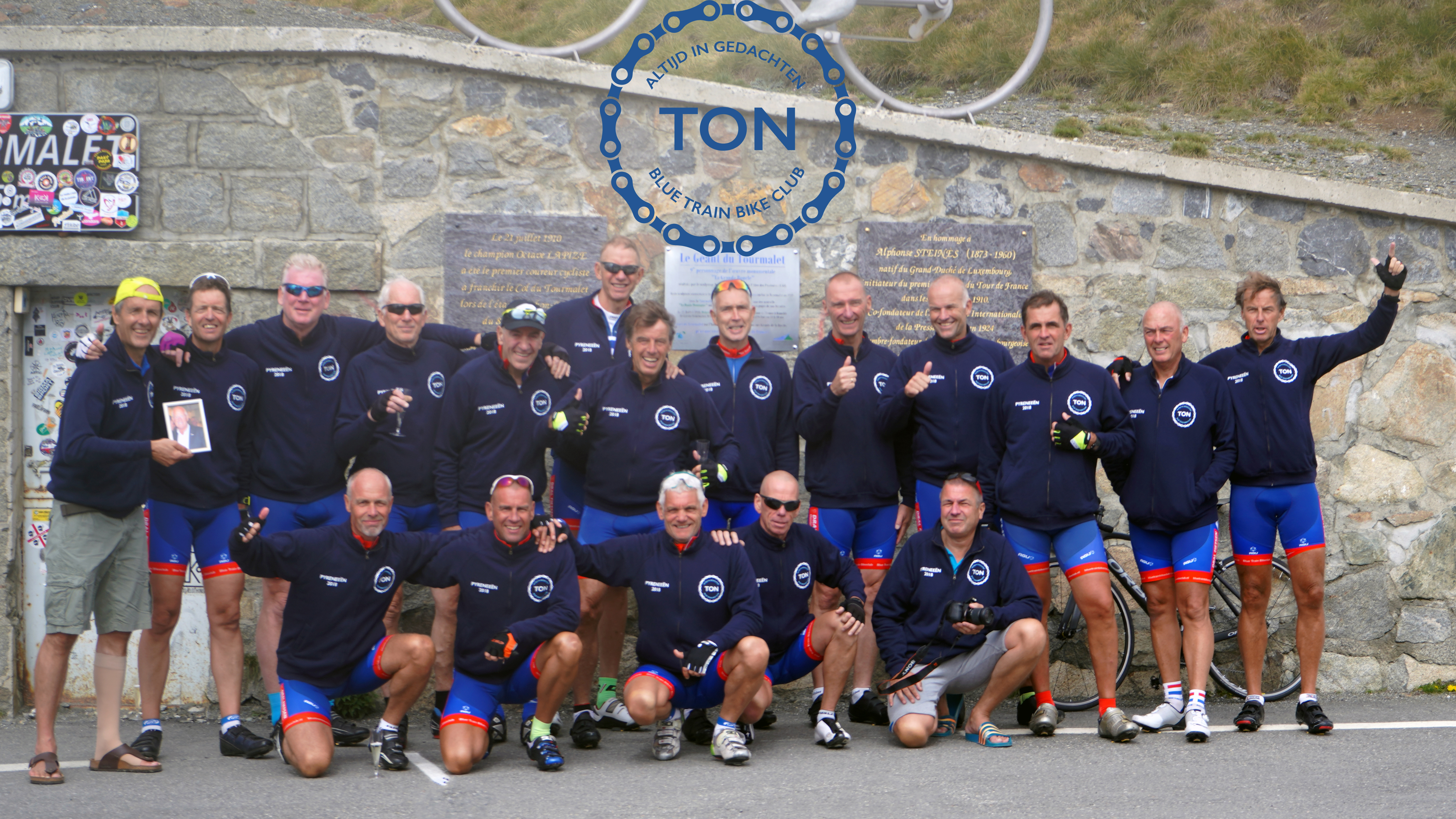 Op de Col du Tourmalet, de zestien fietsers en twee begeleiders. (Foto: aangeleverd)