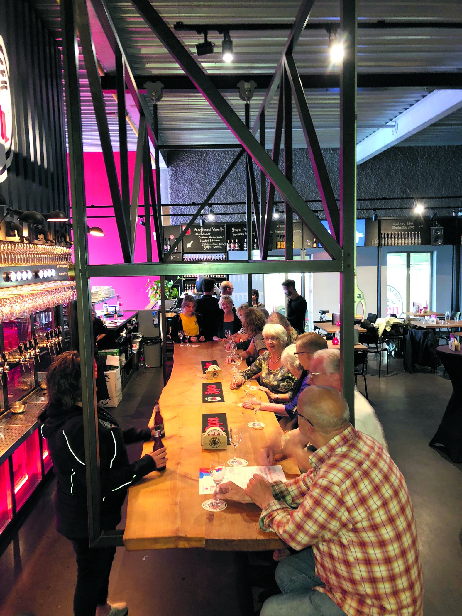 Fotobijschrift: deelnemers van wandelgroep De Oppeppers tijdens een rondleidign in Brouwerij Jopenkerk. (Foto: PR)