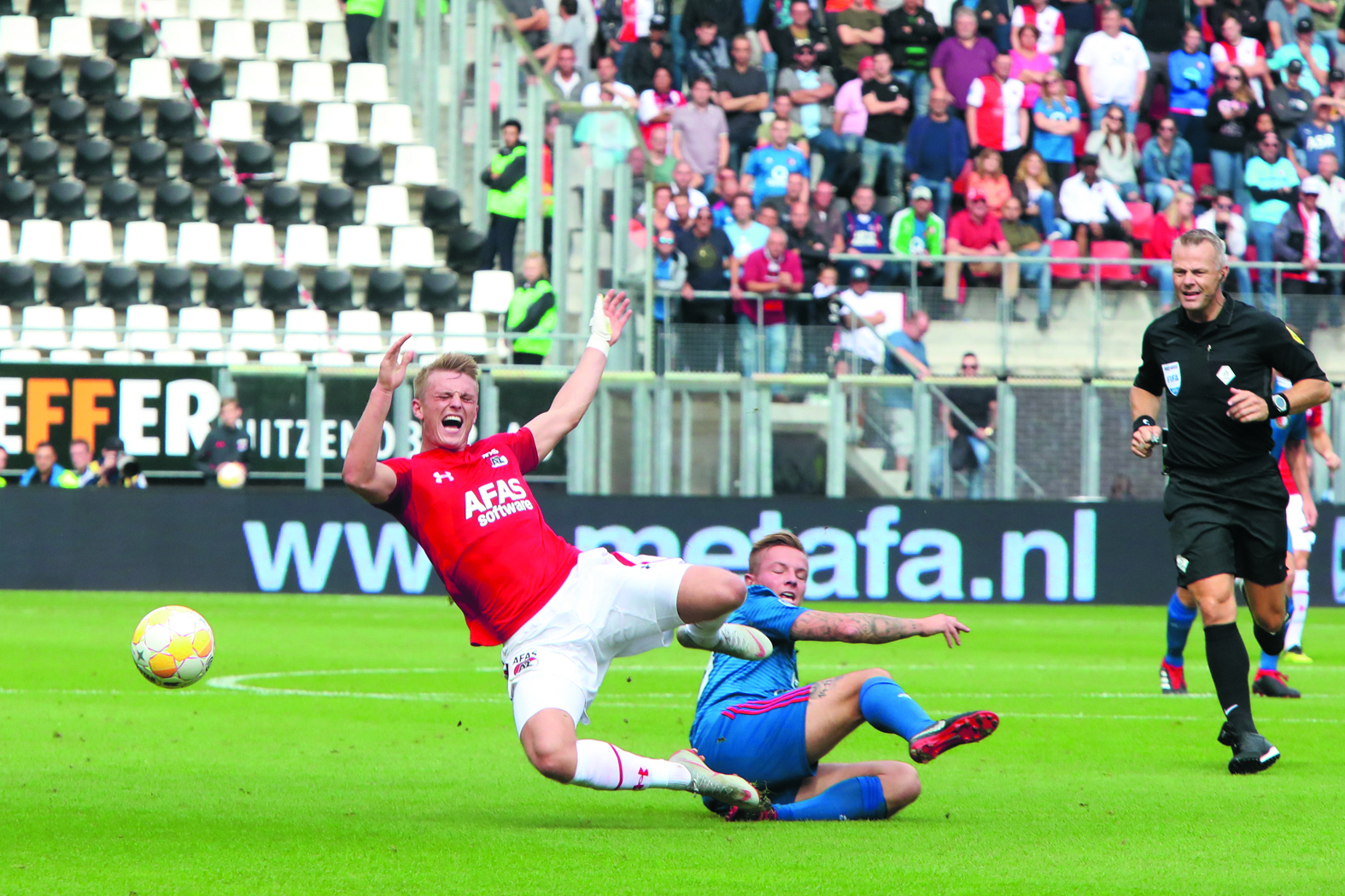 Albert Gudmundsson onderuit gehaald door Jordy Clasie. (Foto: Vincent de Vries)