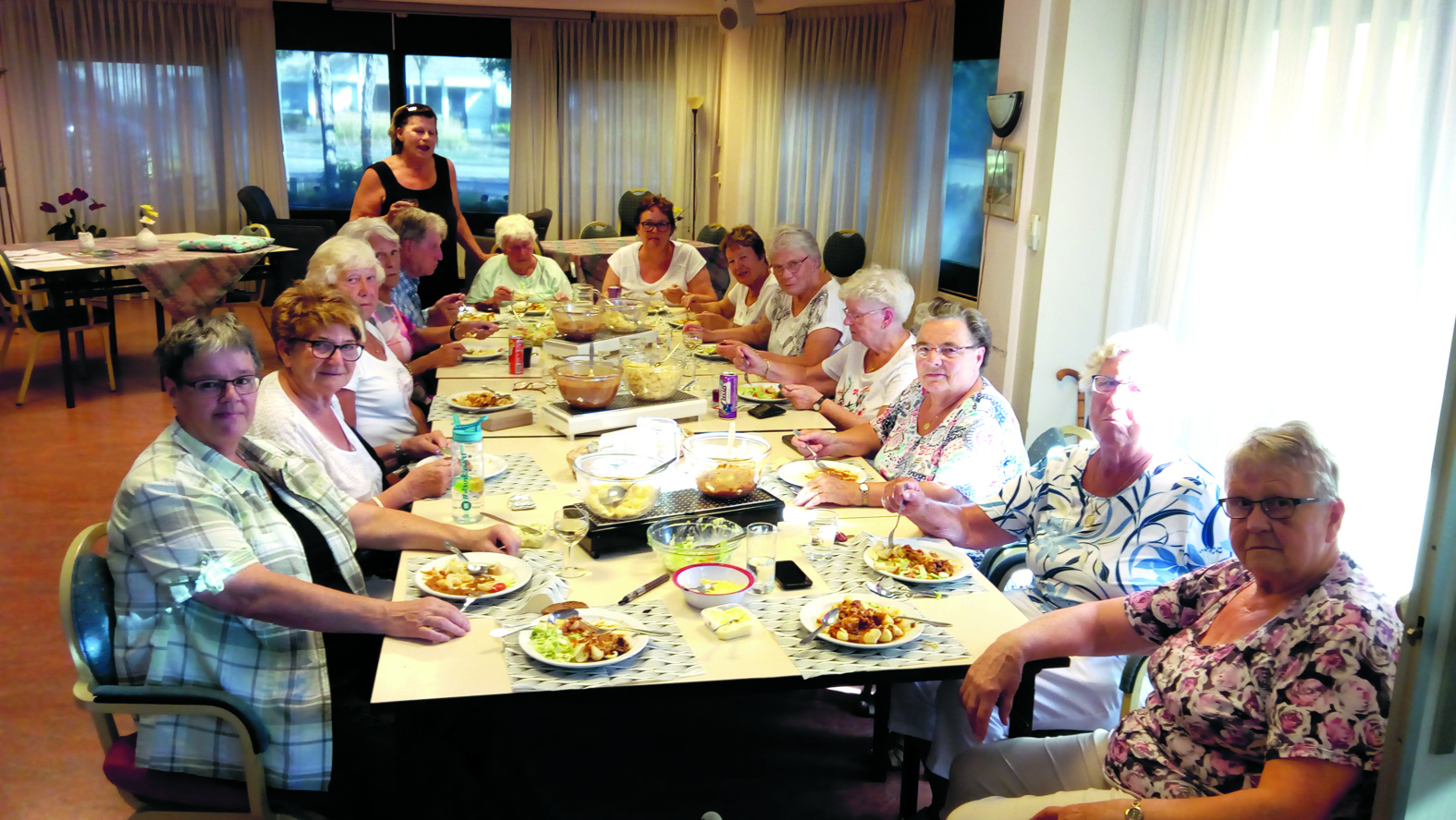 Een aantal bewoners van De Groene Horst geniet elke maand samen van een door bewoonster Joke de Geus gekookte warme maaltijd. (Foto: Bos Media Services)