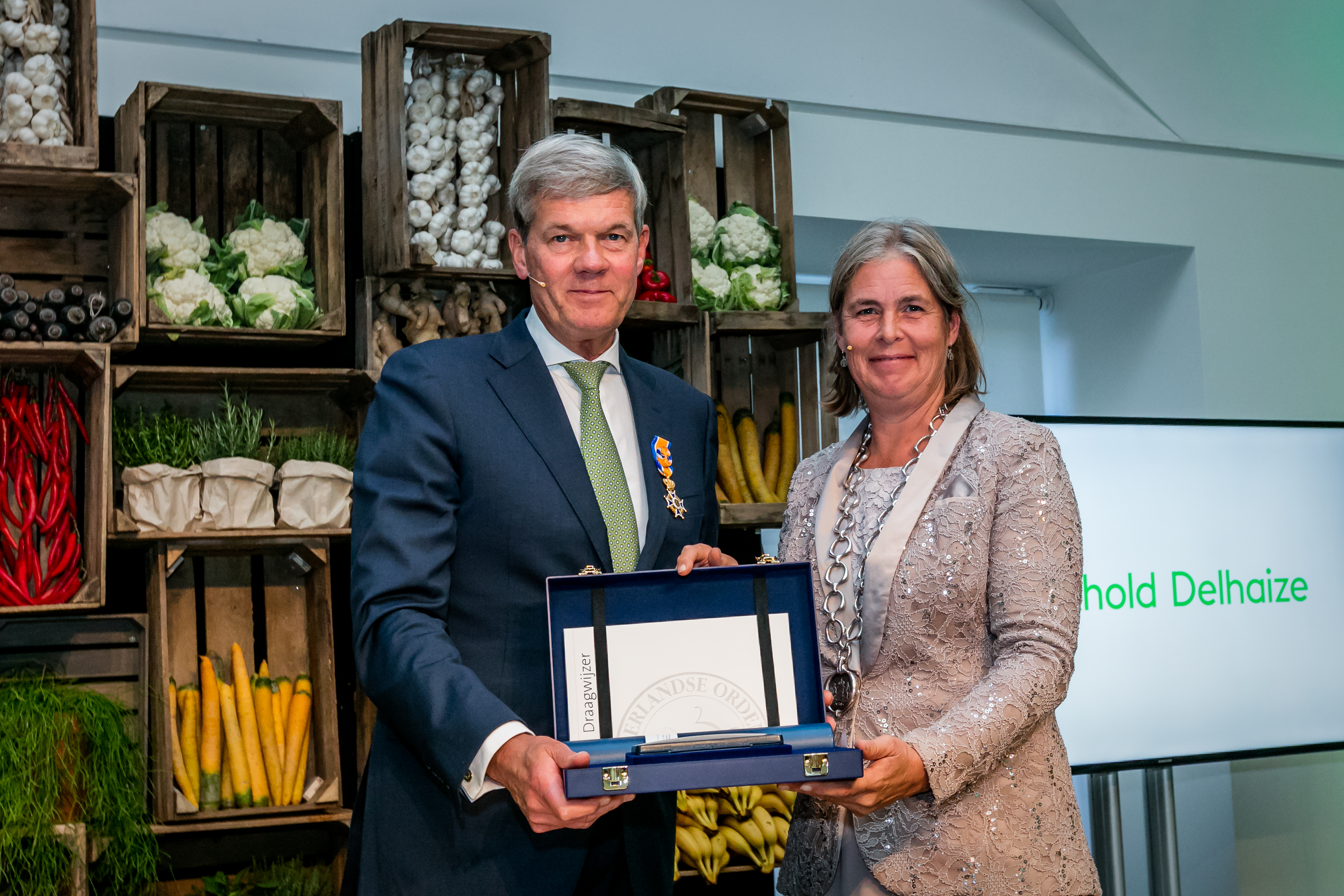 Dick Boer met zijn onderscheiding uitgereikt door Astrid Nienhuis. (Foto: Ahold Delhaize)