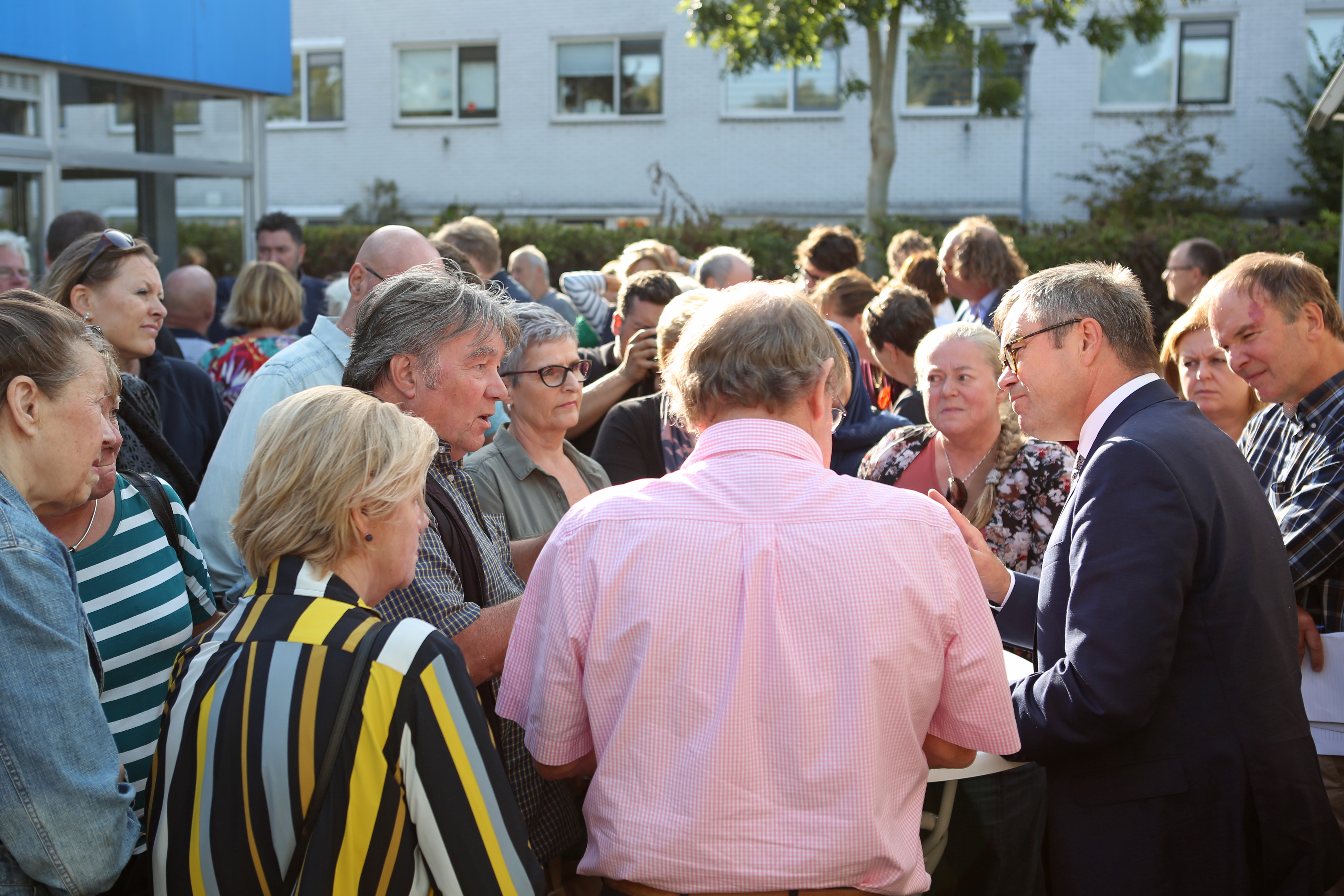 Burgemeester Jos Wienen is druk in gesprek met bewoners uit Haarlem-Oost die naar het open spreekuur zijn gekomen. (Foto: Rowin van Diest)