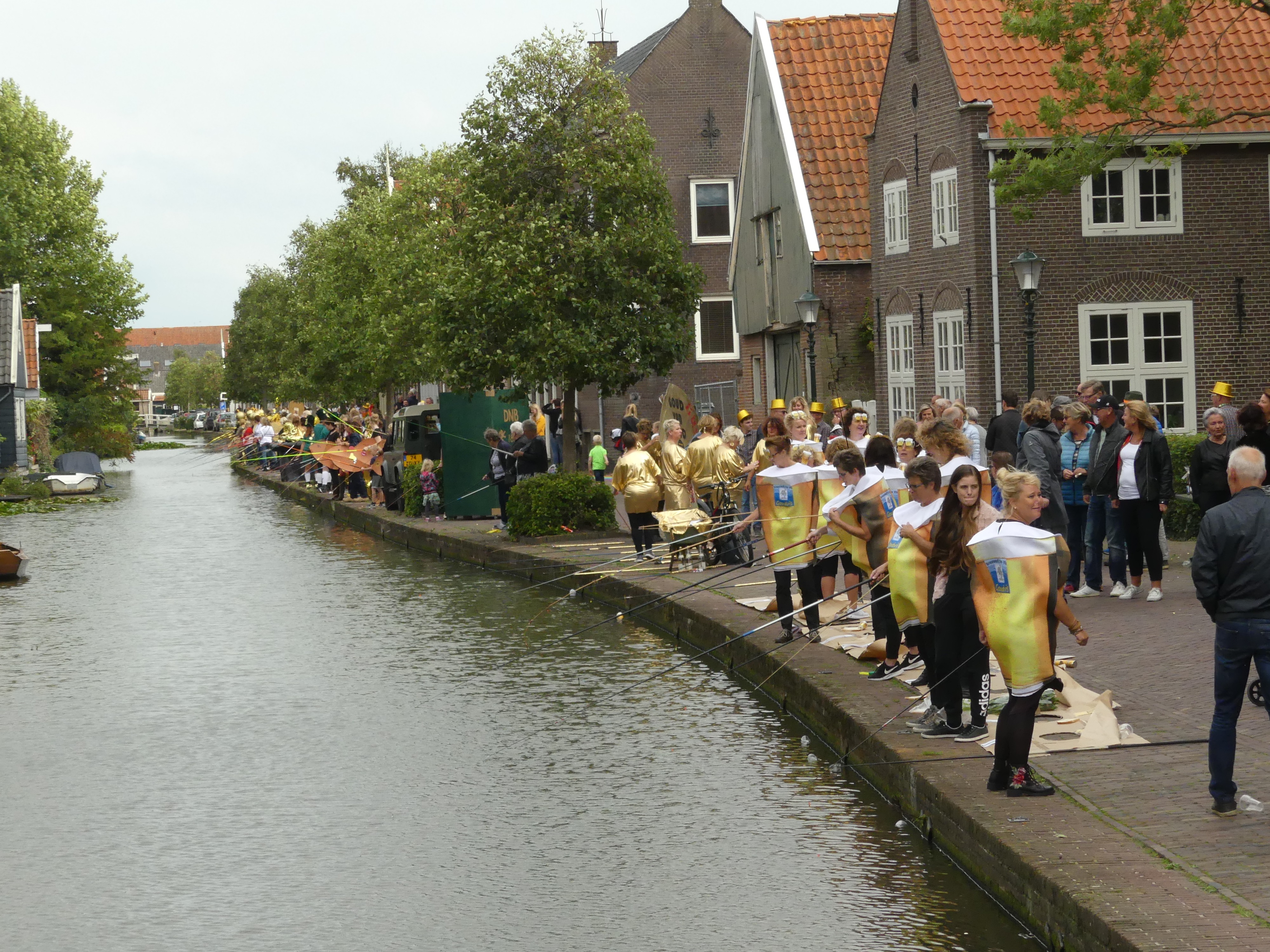 Vrouwenvissen tijdens de kermis in De Rijp. (Foto: Cees Bandt)