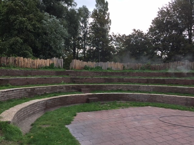 De mannen van Stadswerk fristen het openluchttheater weer helemaal op. (foto Lenie van 't Veen)