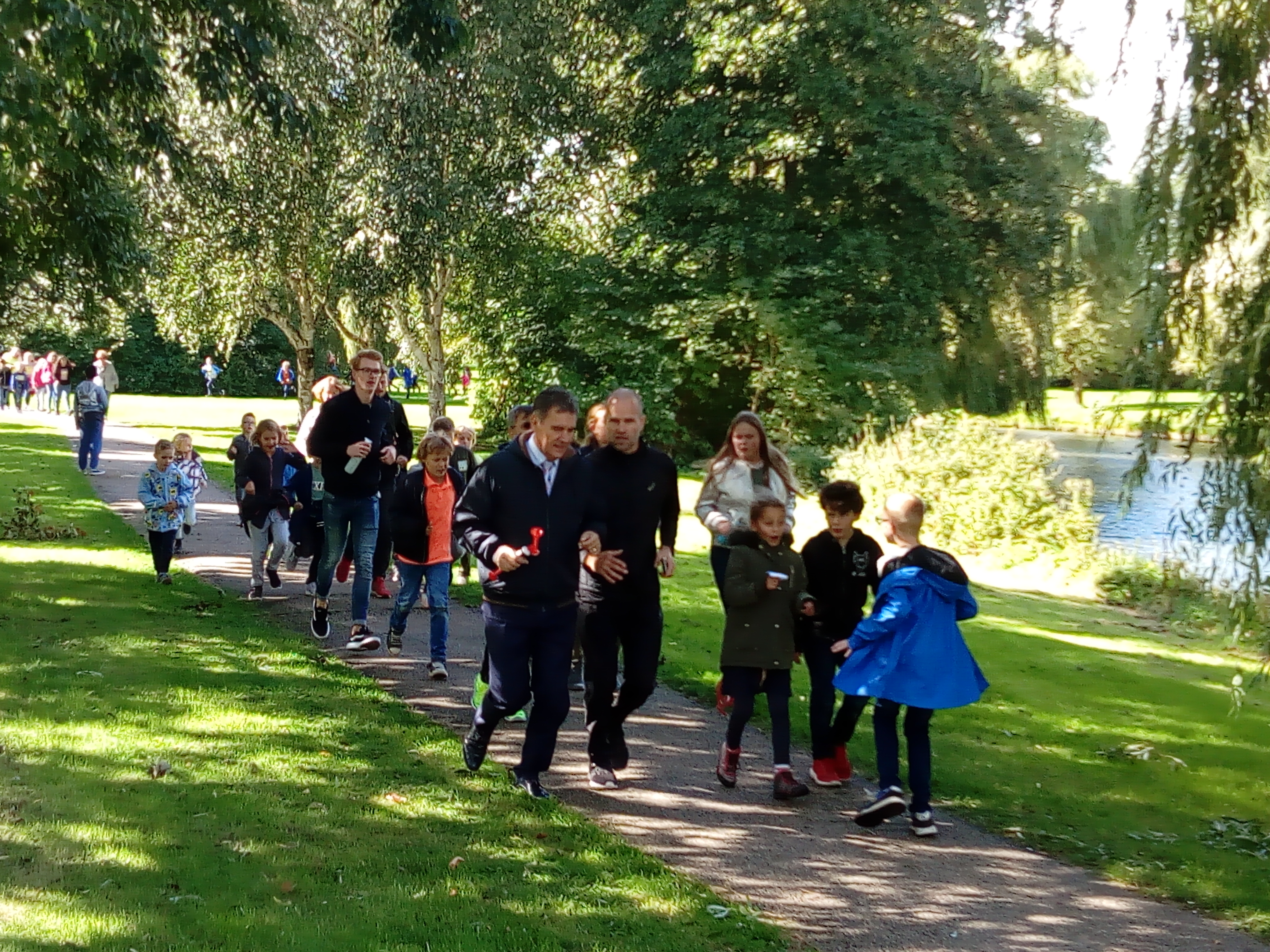 Samen met de leerlingen van de deelnemende scholen liepen Aad Schoorl en Erben Wennemars vrijdagmiddag vier ronden door het park aan de Duitslandlaan. (Foto: Bos Media Services)