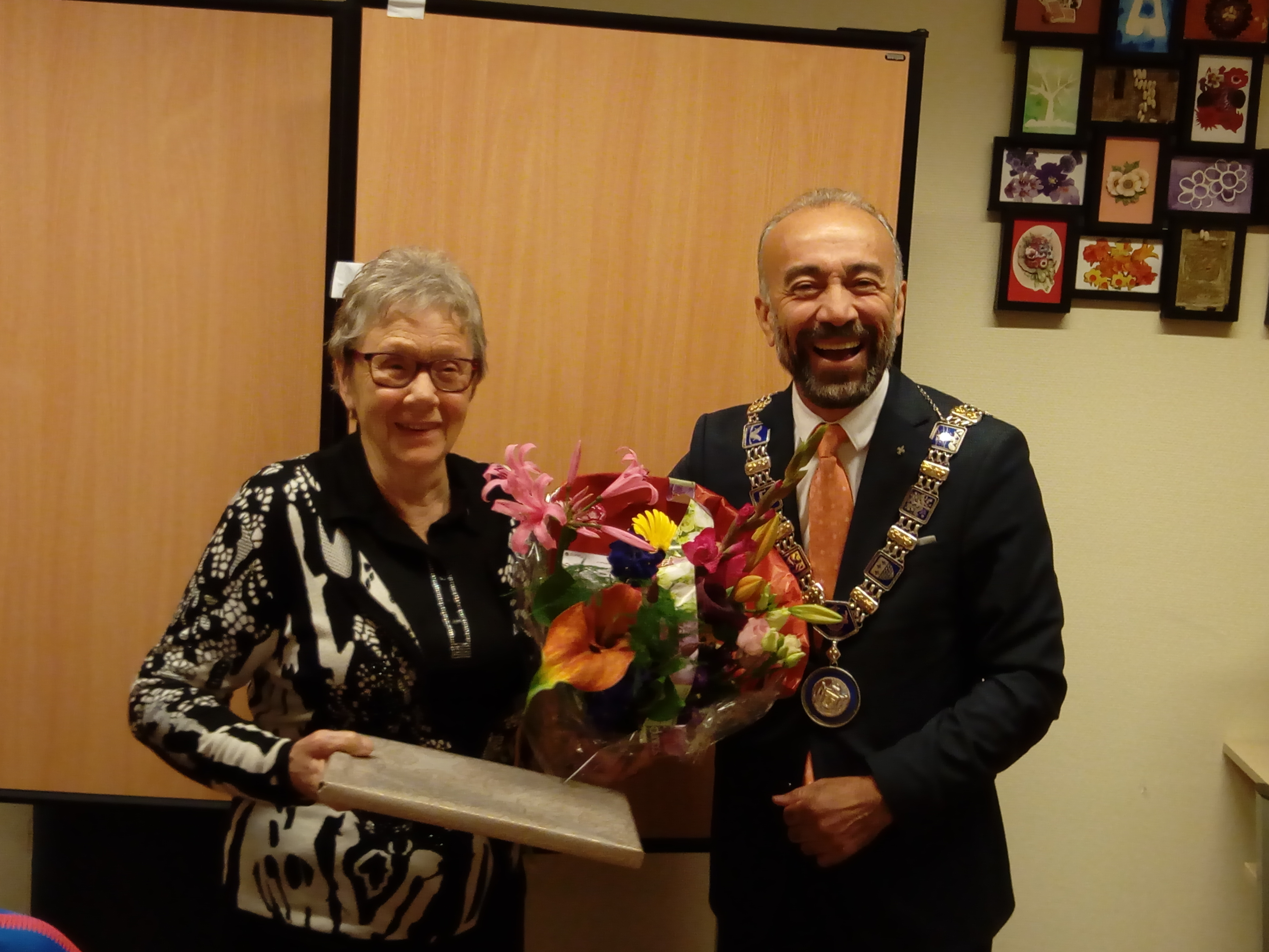 Wethouder Haydar Erol reikte de Wijkertoren uit aan Francien van den Berk. (Foto: Bos Media Services)